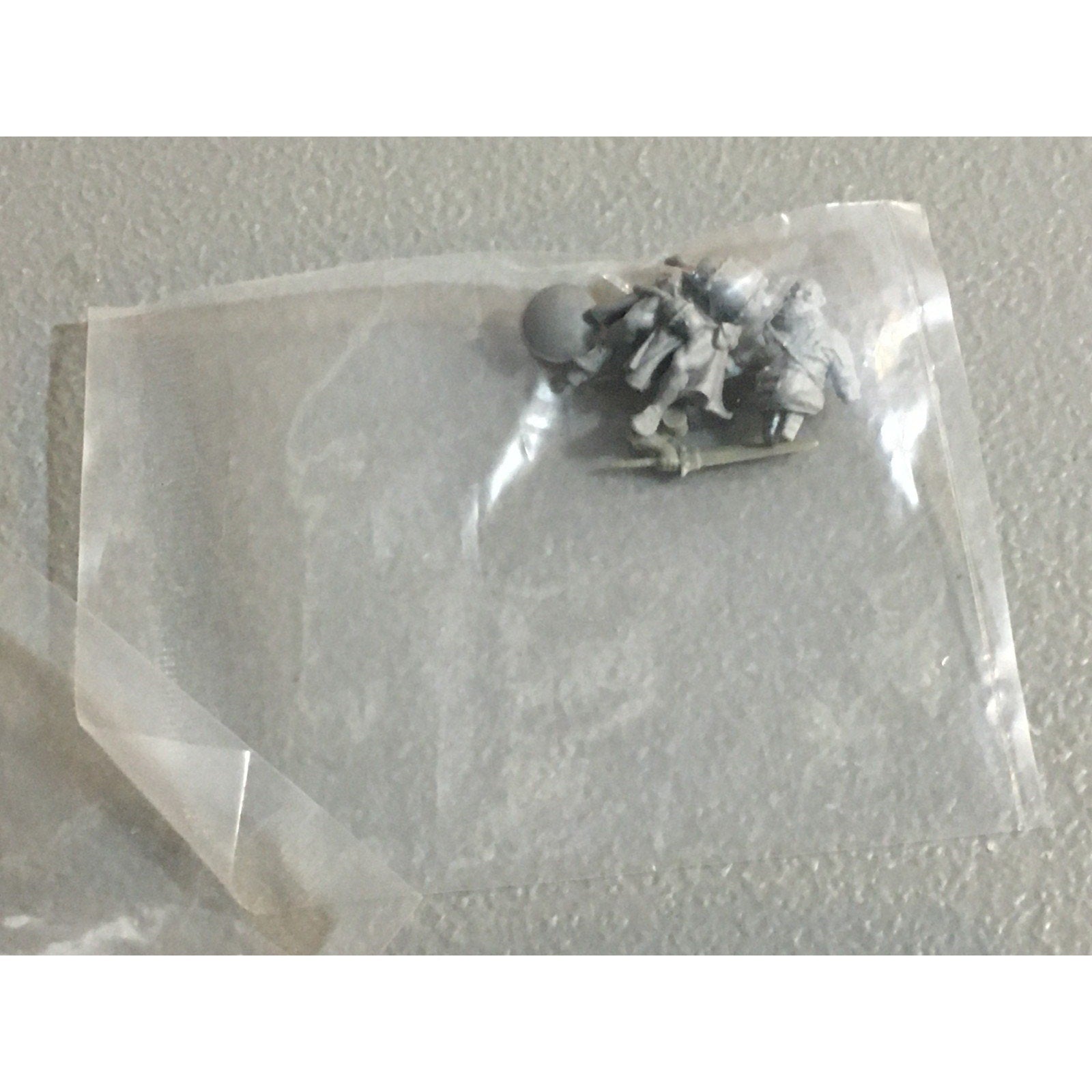 A32597 UNKNOWN MINIATURES RANDOM PLASTIC MINIATURES & BITS LOT WARRIOR SOLDIER