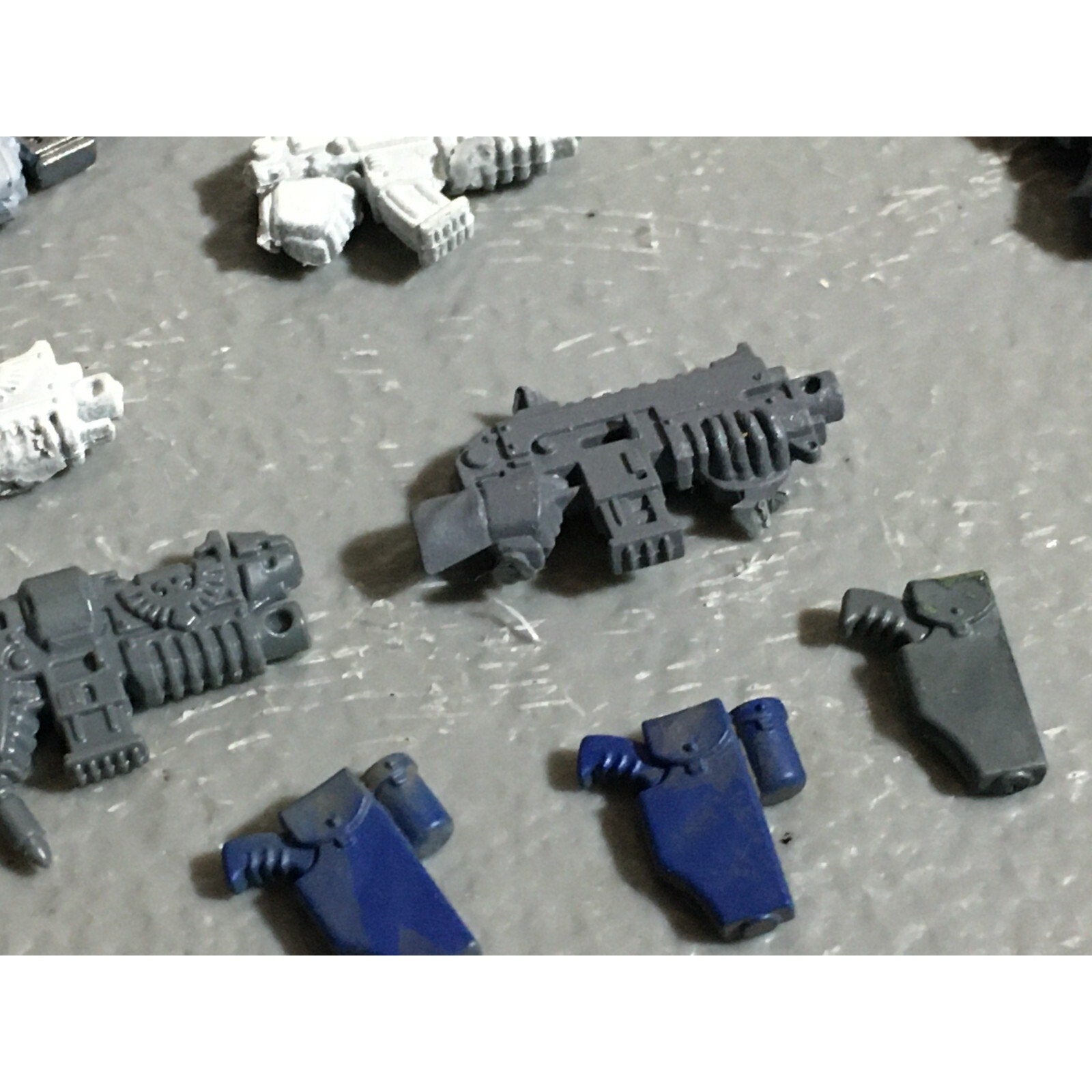 A22267 WARHAMMER 40K SPACE MARINES BITS LOT BOLTERS ARMS GAMES WORKSHOP GW