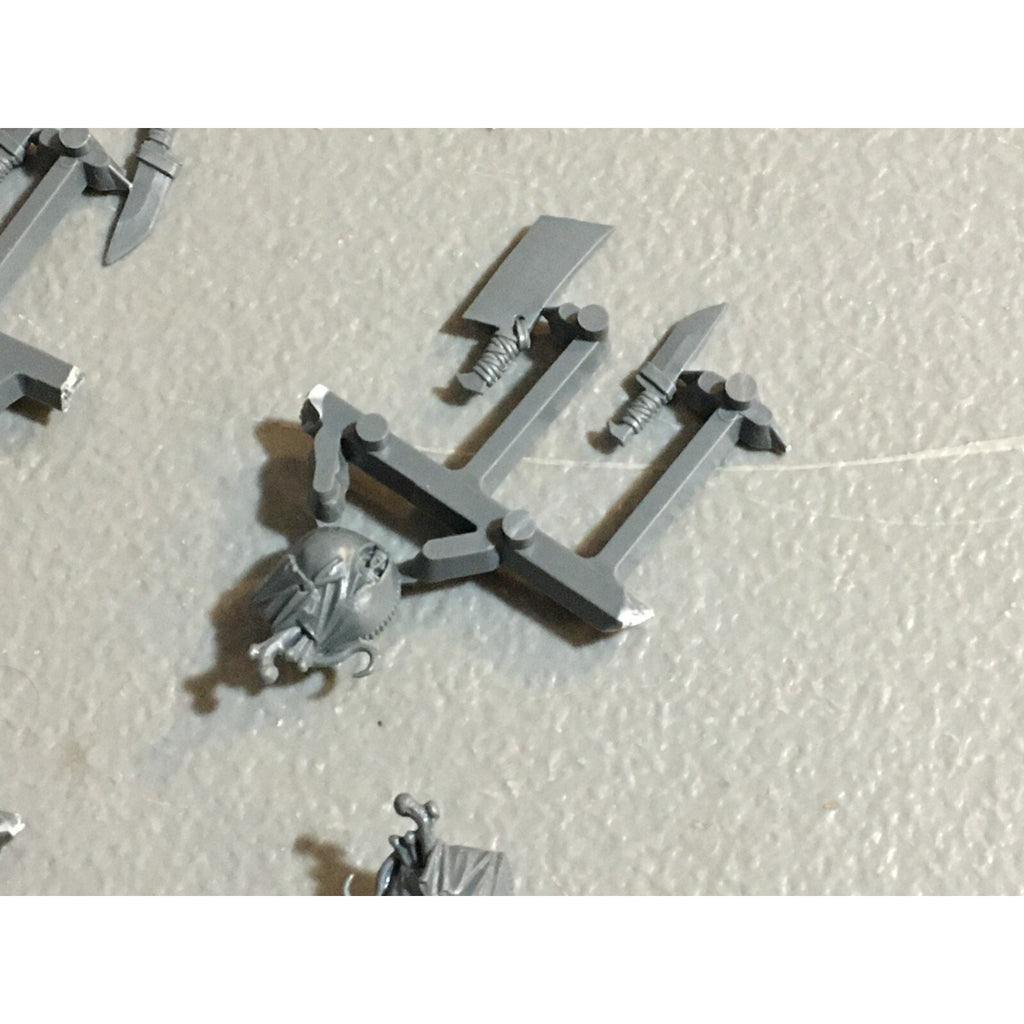 A23589 WARHAMMER AOS FANTASY OGRE KINGDOMS MAWTRIBES BITS ON SPRUE LOT ARMS EXTR