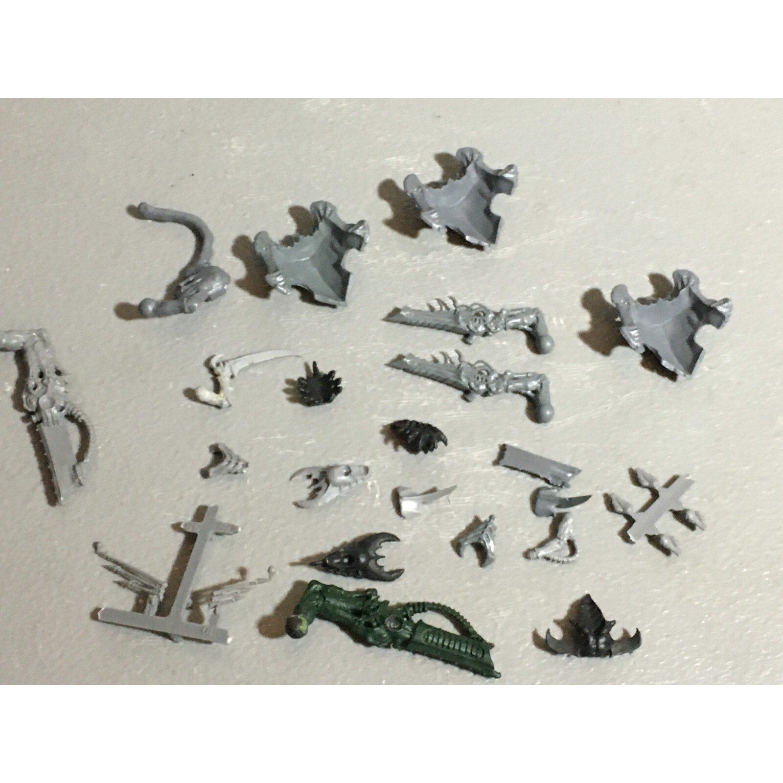 A22320 WARHAMMER 40K TYRANIDS BITS LOT MIXED GAMES WORKSHOP GW