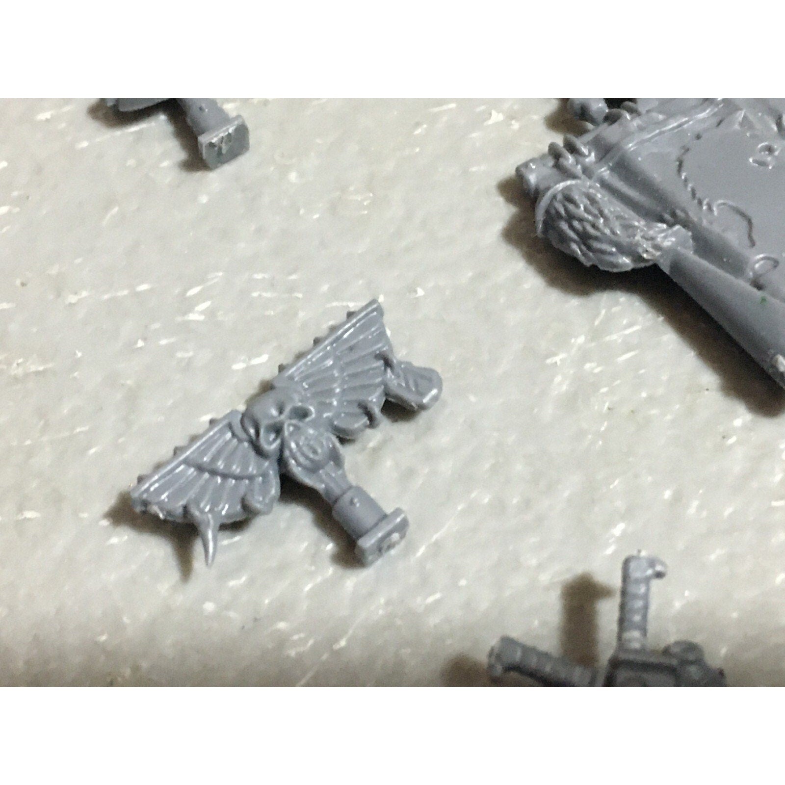 A22557 WARHAMMER 40K SPACE MARINES WOLVES BITS LOT BANNER ACCESSORY SHIELD GW