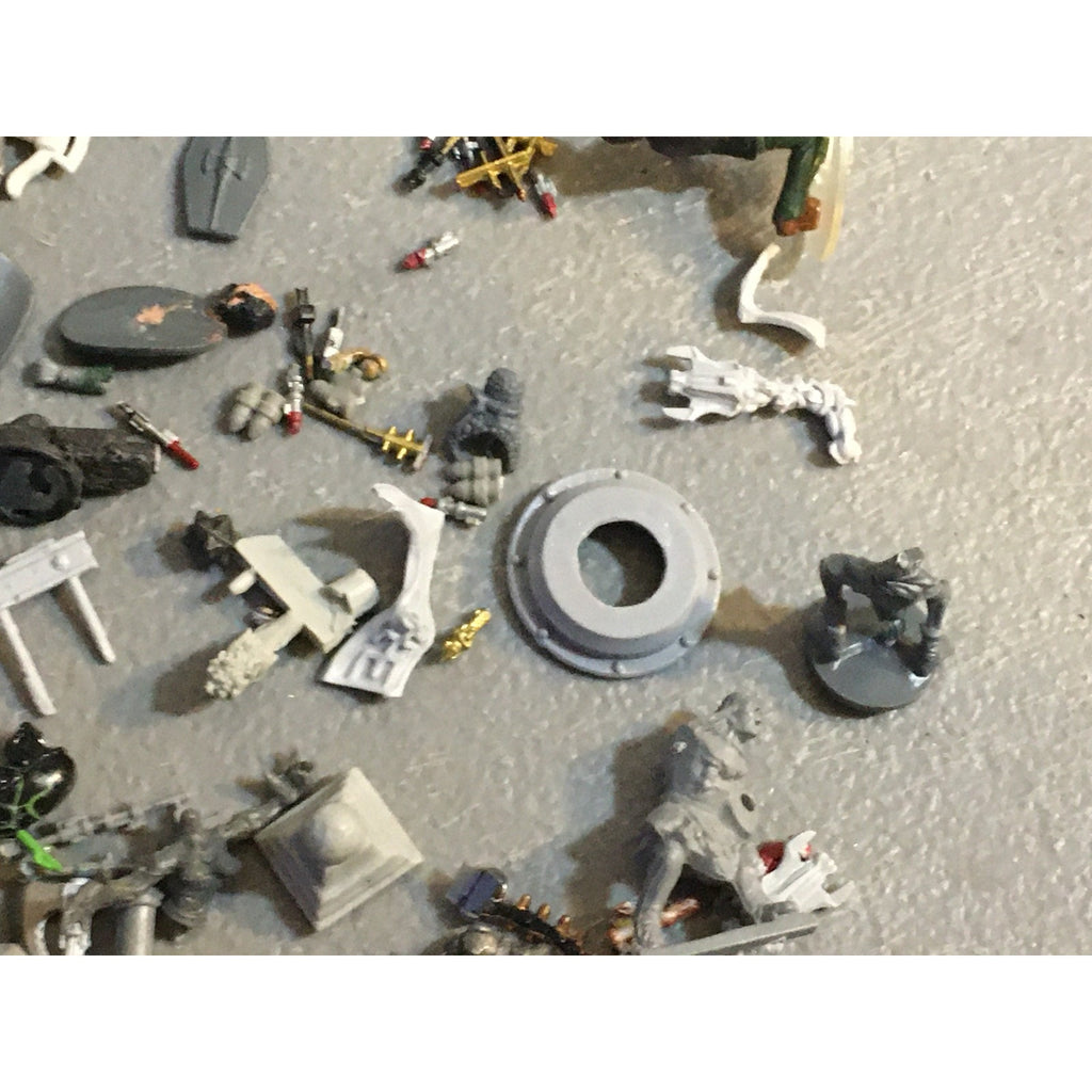 A32579 UNKNOWN PLASTIC MINIATURES BITS LOT FANTASY SCI-FI FUTURISTIC
