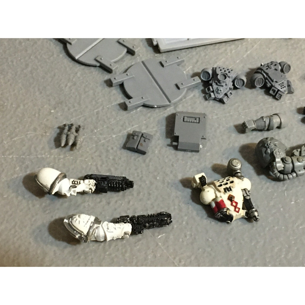 A25111 WARHAMMER 40K SPACE MARINES BITS LOT POWERFIST GUNS BACKPACK GW