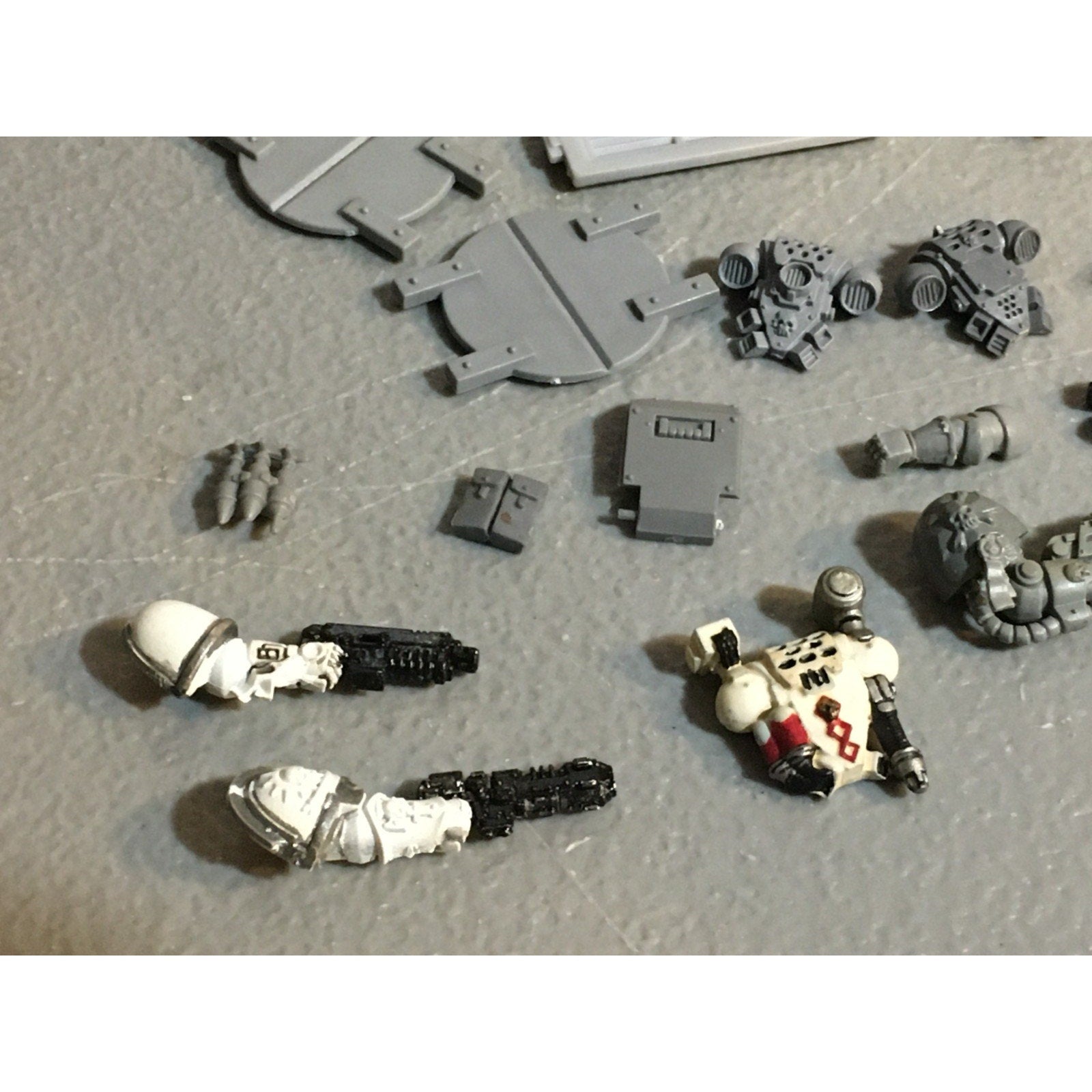 A25111 WARHAMMER 40K SPACE MARINES BITS LOT POWERFIST GUNS BACKPACK GW