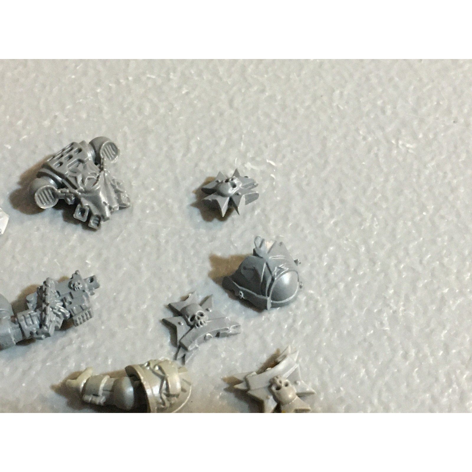 A25040 WARHAMMER 40K SPACE MARINES BLACK TEMPLARS BITS LOT ICONS PISTOLS ARMS GW
