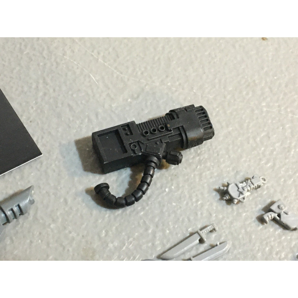 A33584 WARHAMMER 40K SPACE MARINES BITS LOT MIXED KNIFE CHEST MELTA GW