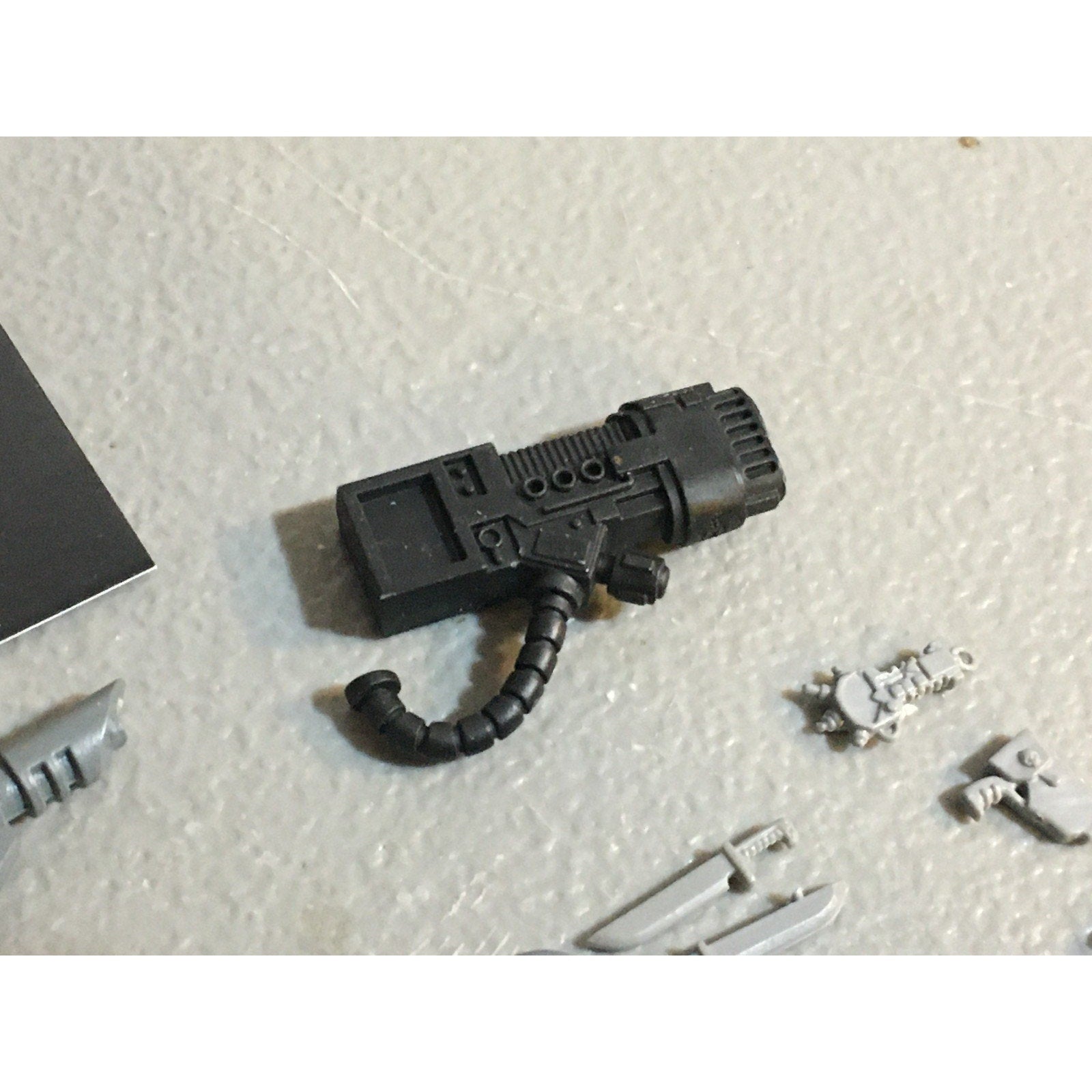 A33584 WARHAMMER 40K SPACE MARINES BITS LOT MIXED KNIFE CHEST MELTA GW