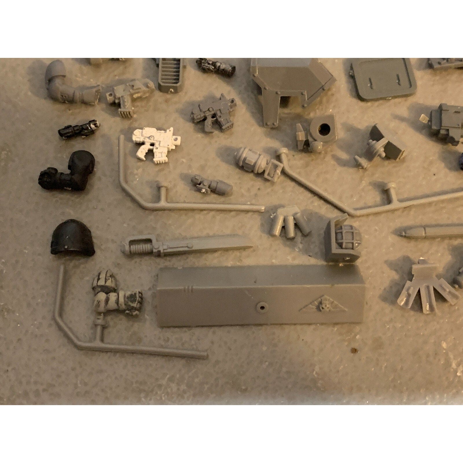 A23327 WARHAMMER 40K SPACE MARINES BITS LOT GUNS ARMS TANK STANDARD POLE GW
