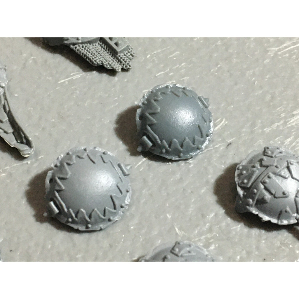 A22583 WARHAMMER FANTASY OGRE KINGDOMS BITS LOT GUT PLATES GAMES WORKSHOP GW