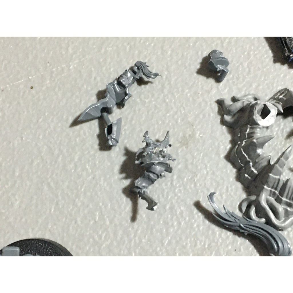A22418 WARHAMMER 40K MIXED BITS LOT BOLTERS HEADS ARMS GAMES WORKSHOP GW