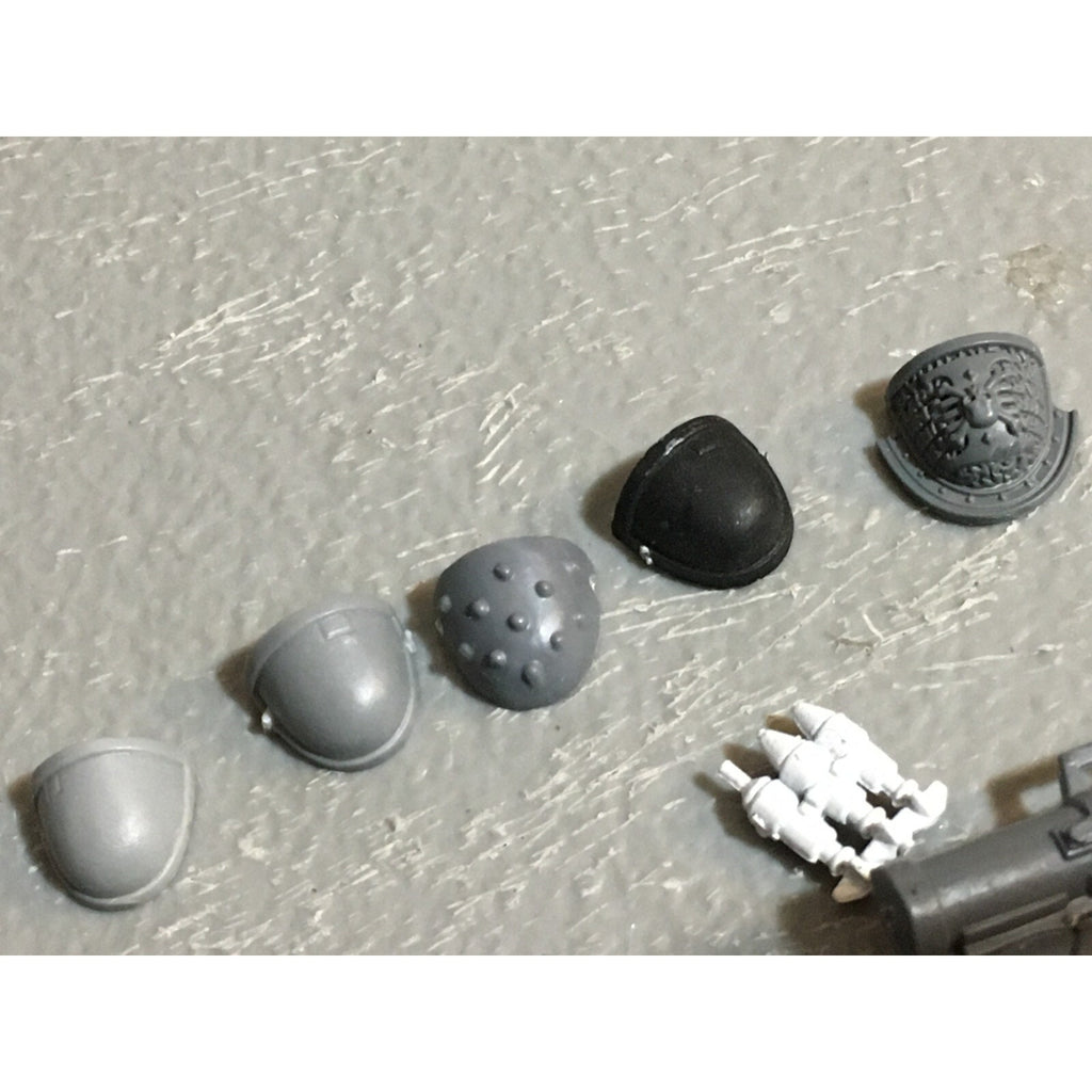 A23089 WARHAMMER 40K SPACE MARINES BITS LOT MIXED MISSILE TORSOS SHOULDERS GW