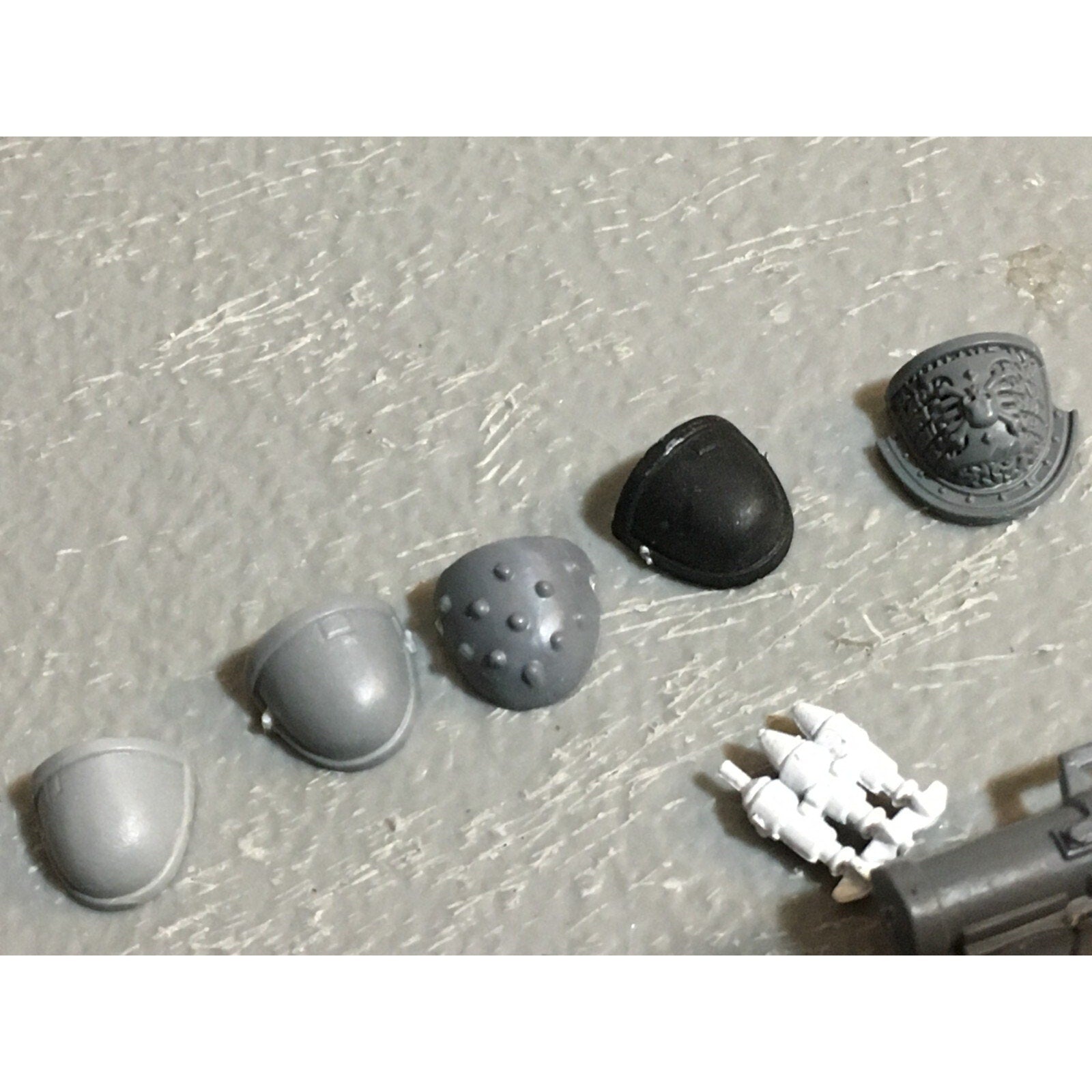 A23089 WARHAMMER 40K SPACE MARINES BITS LOT MIXED MISSILE TORSOS SHOULDERS GW