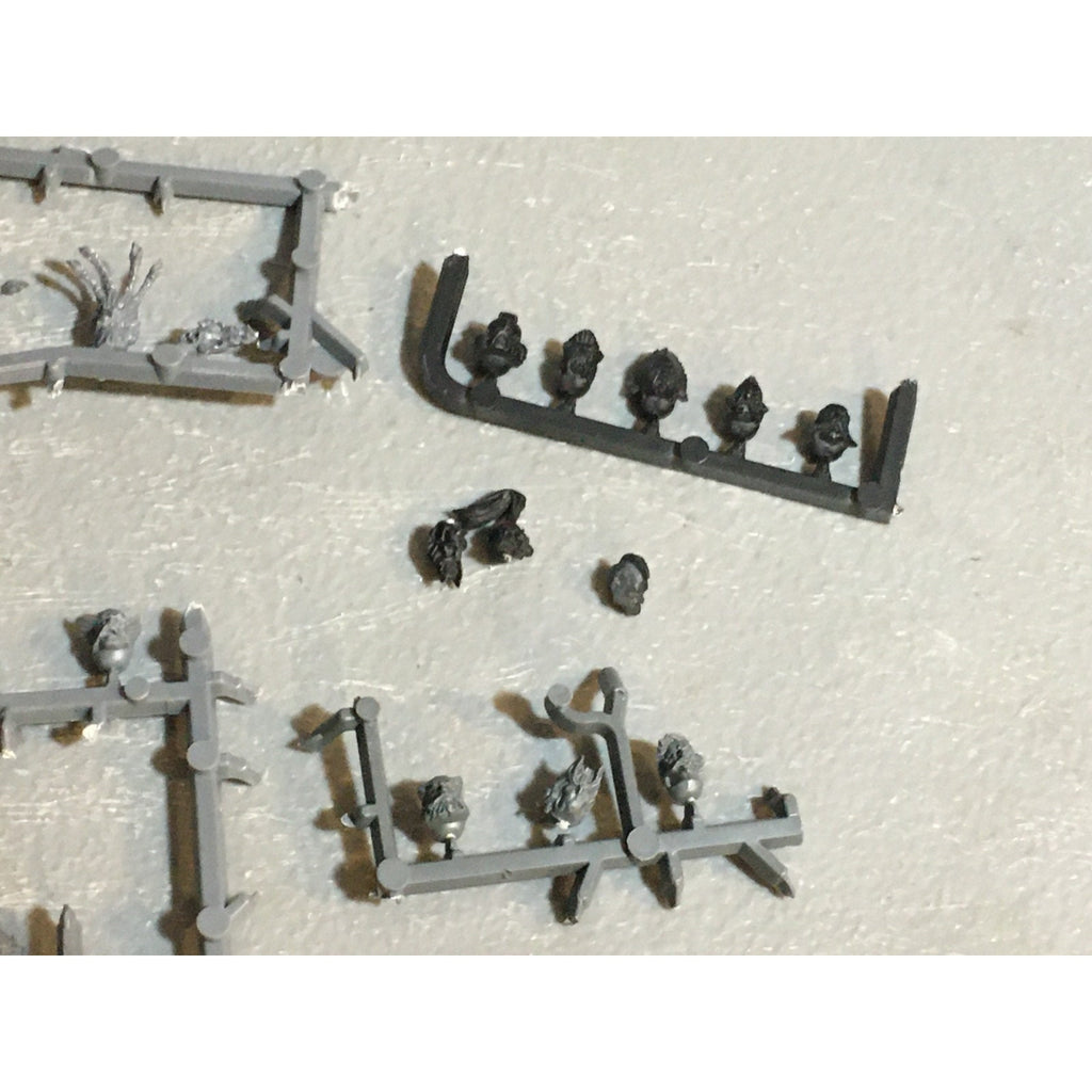 A24578 WARHAMMER 40K SPACE MARINES WOLVES BITS LOT HEADS 18 PK GAMES WORKSHOP GW