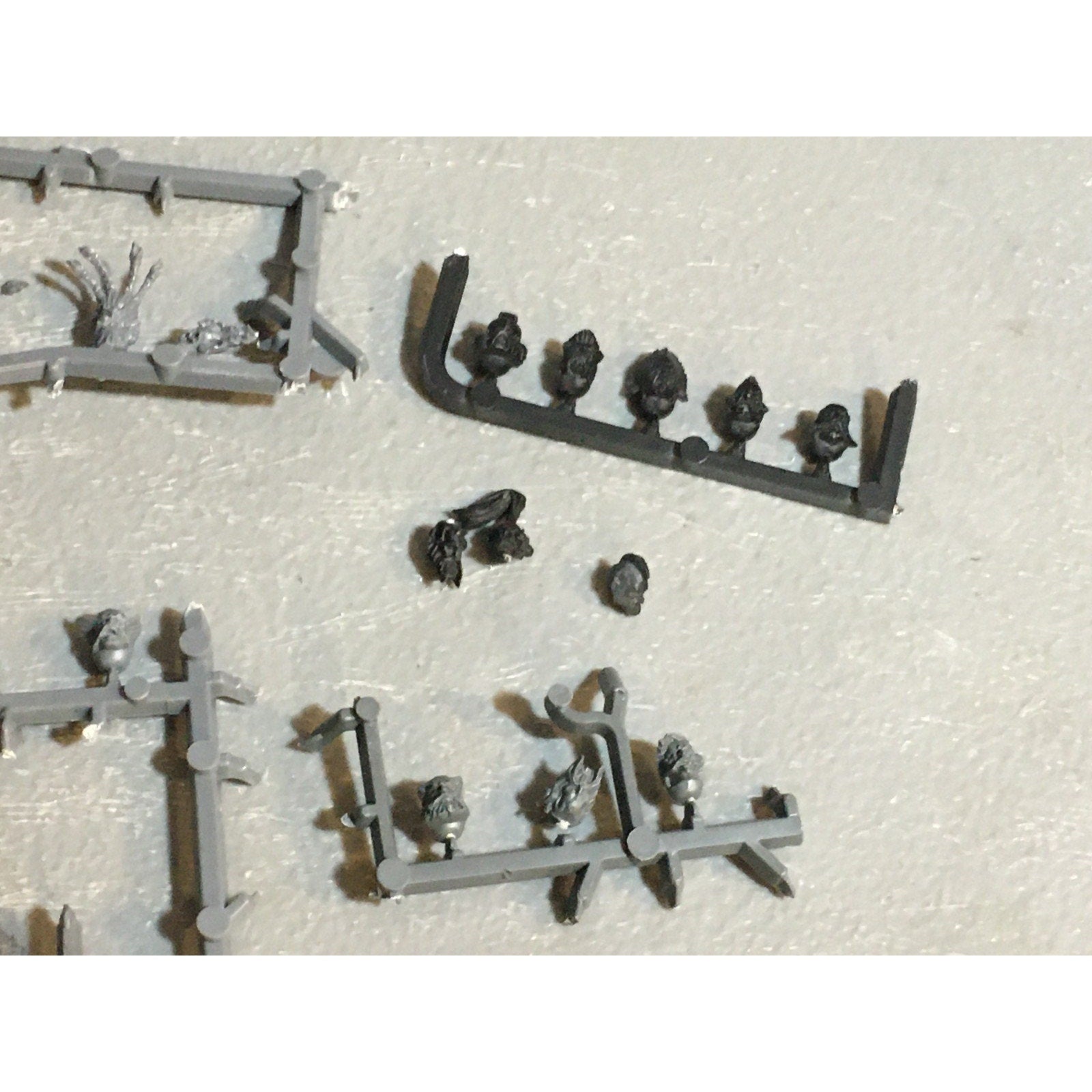 A24578 WARHAMMER 40K SPACE MARINES WOLVES BITS LOT HEADS 18 PK GAMES WORKSHOP GW