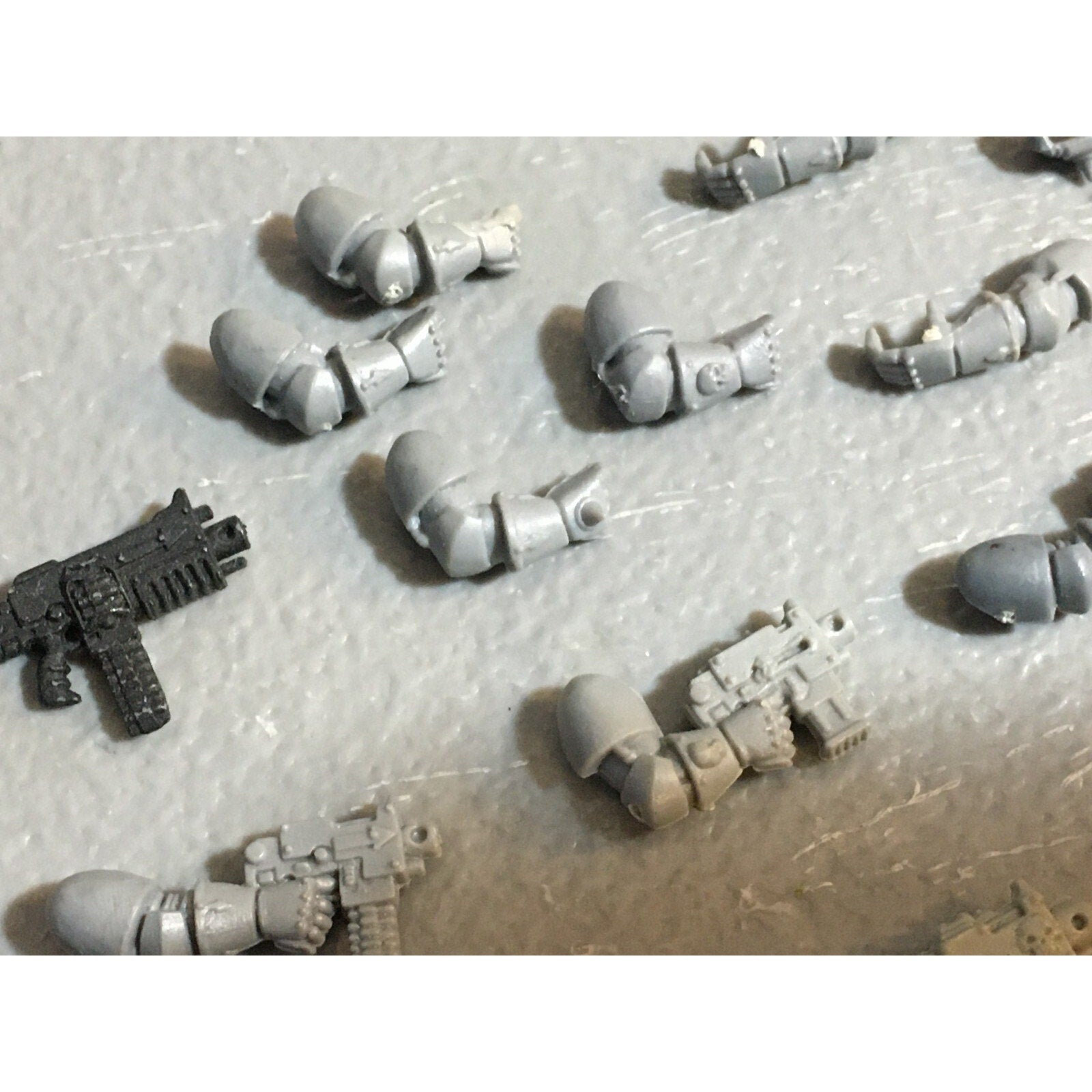 A22976 WARHAMMER 40K CHAOS SPACE MARINES BITS LOT ARMS BOLTERS GAMES WORKSHOP GW