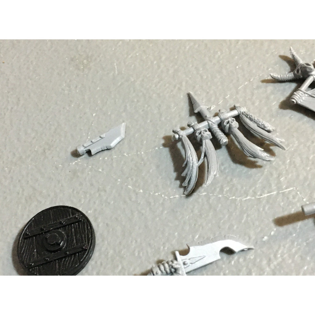 A23398 WARHAMMER FANTASY ORCS & GOBLINS BITS LOT MIXED ACCESSORIES BANNER HEADS