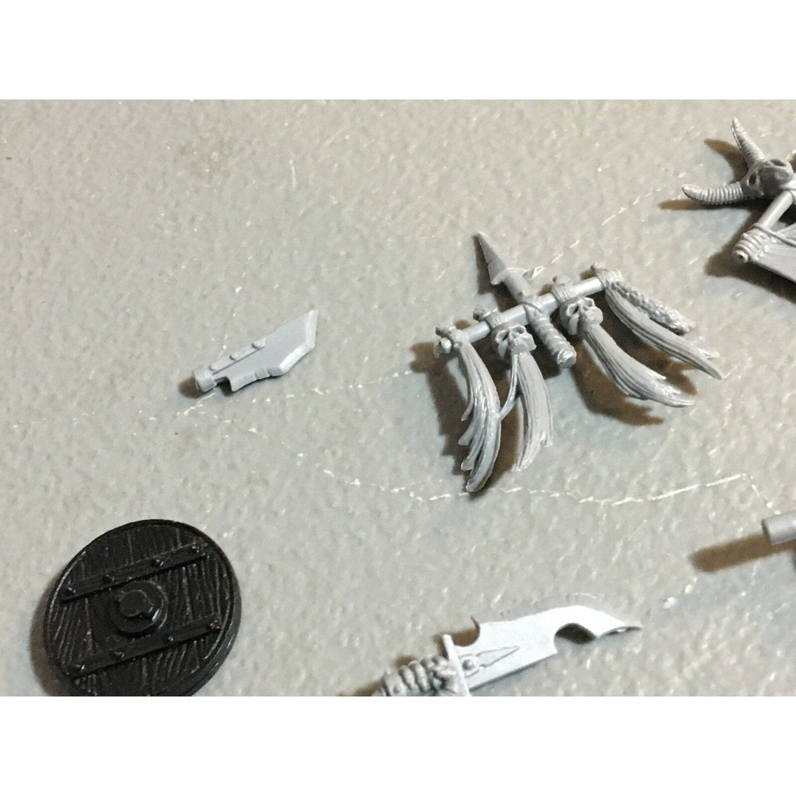 A23398 WARHAMMER FANTASY ORCS & GOBLINS BITS LOT MIXED ACCESSORIES BANNER HEADS