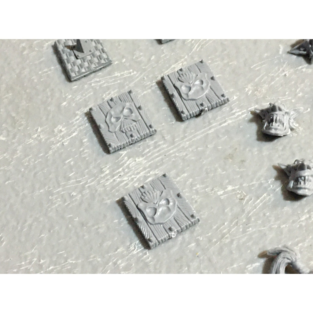 A23395 WARHAMMER FANTASY ORCS & GOBLINS BITS LOT GOBLIN SHIELDS HEADS GW