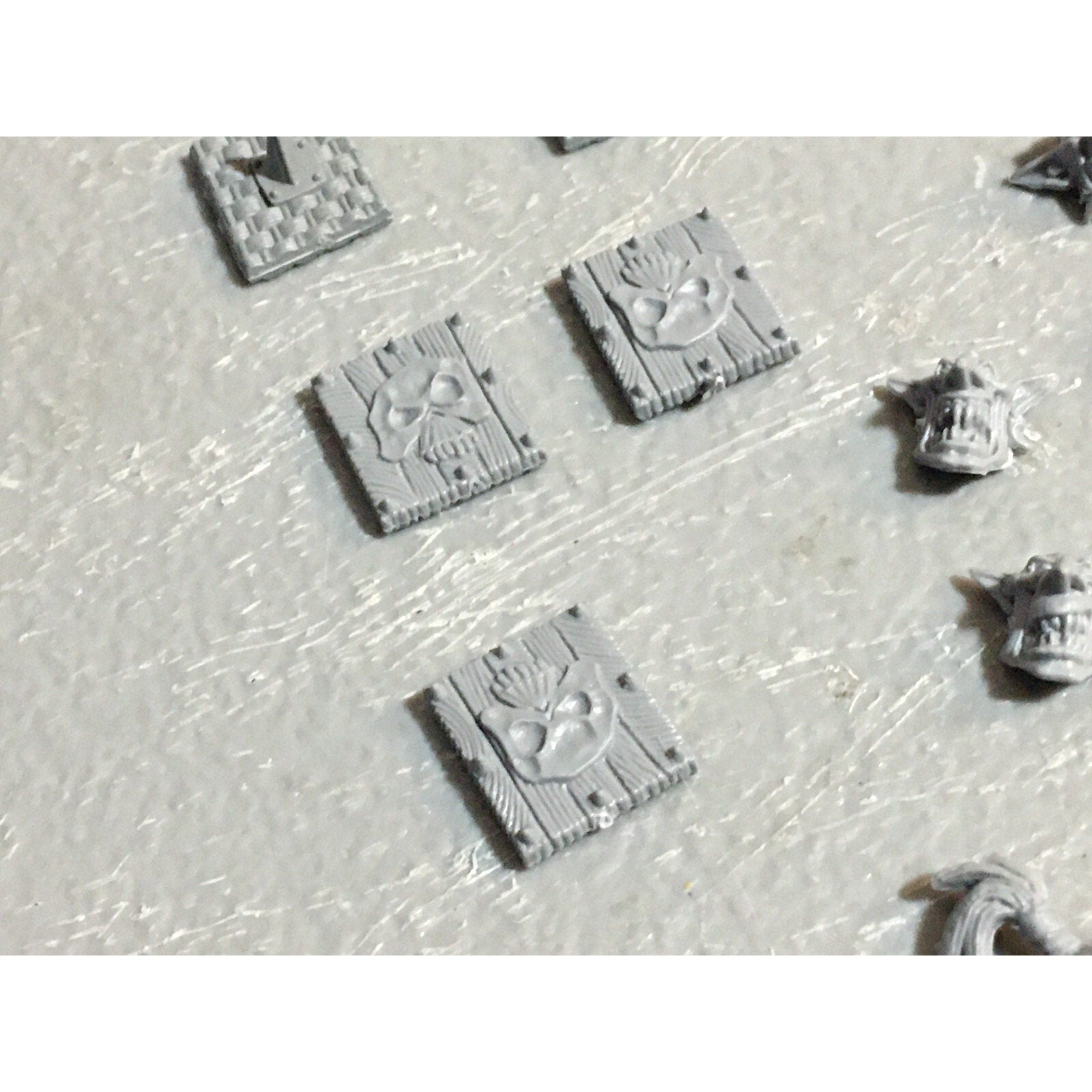 A23395 WARHAMMER FANTASY ORCS & GOBLINS BITS LOT GOBLIN SHIELDS HEADS GW