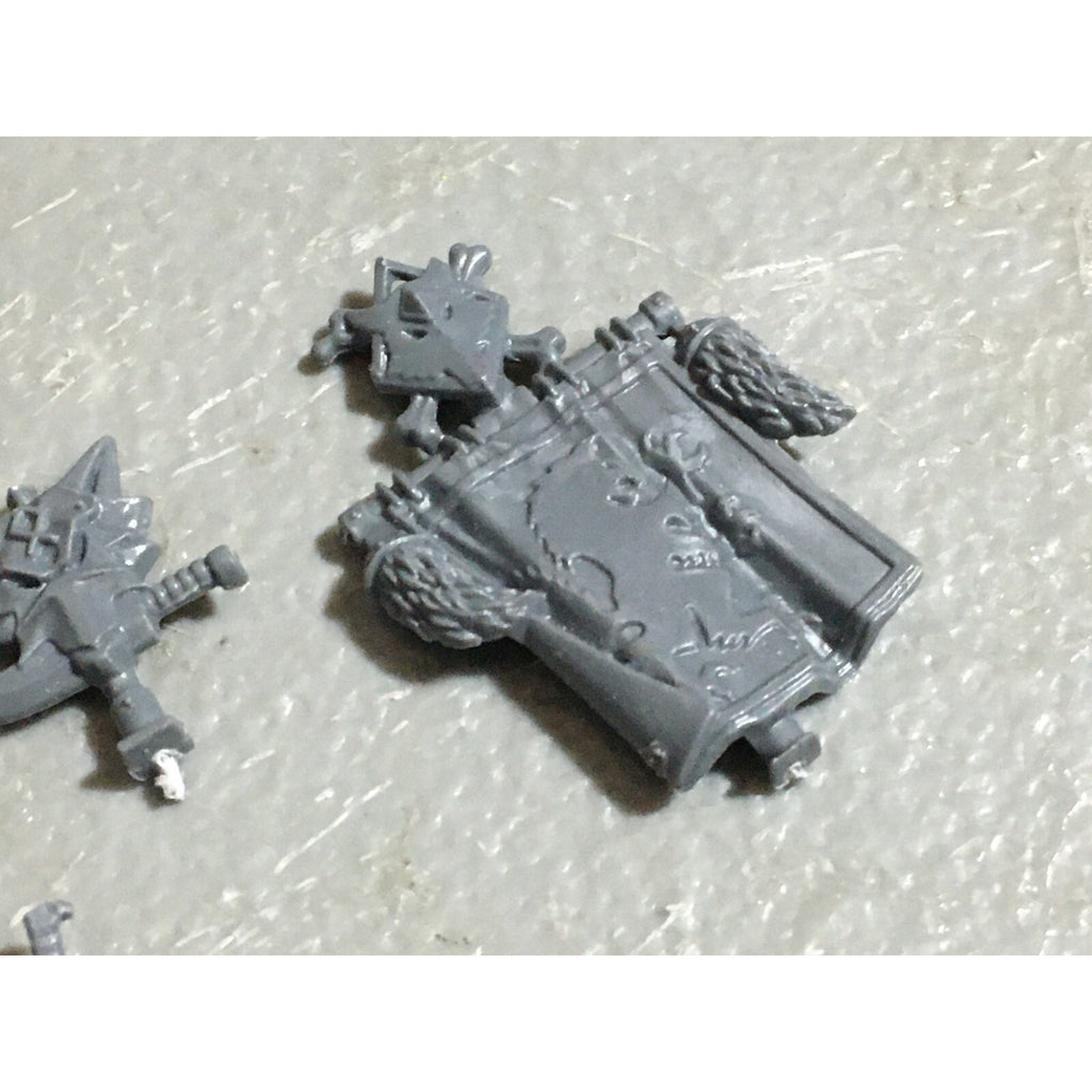 A22558 WARHAMMER 40K SPACE MARINES WOLVES BITS LOT BANNER ACCESSORY SHIELD GW