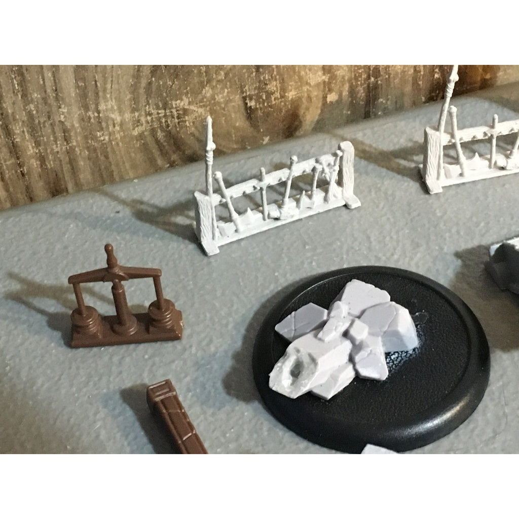 A32576 UNKNOWN MINIATURES PLASTIC TERRAIN LOT STATUE WEAPON RACK WALL LAMP POST
