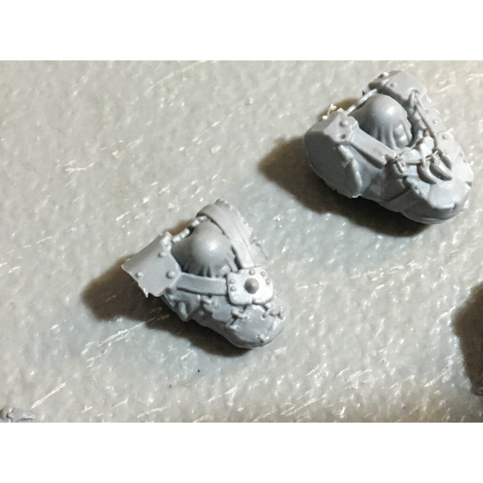 A23397 WARHAMMER FANTASY ORCS & GOBLINS BITS LOT ORC TORSOS LEGS ICONS GW
