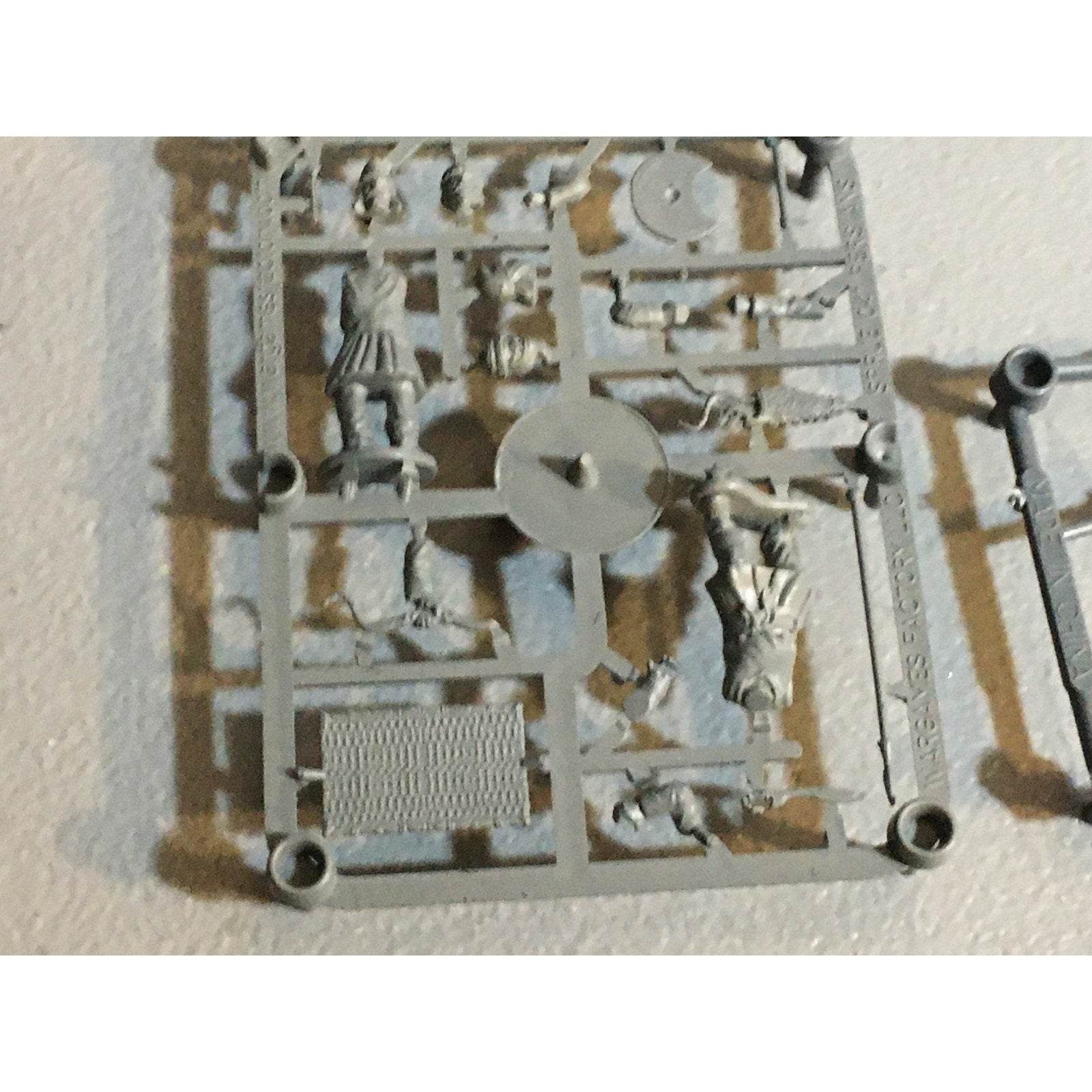 A32552 UNKNOWN MINIATURES PLASTIC WARRIOR SOLDIER BARBARIAN