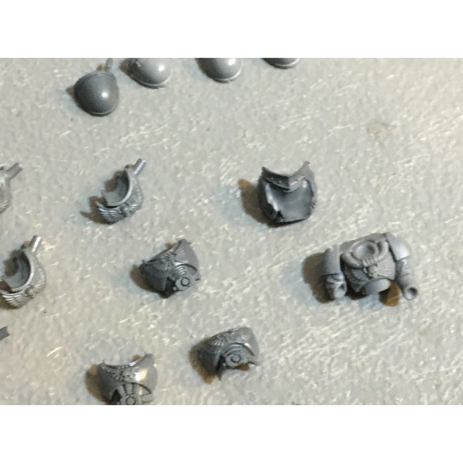 A29448 WARHAMMER 40K SPACE MARINES BITS LOT TORSO PARTS SHOULDER PADS GW