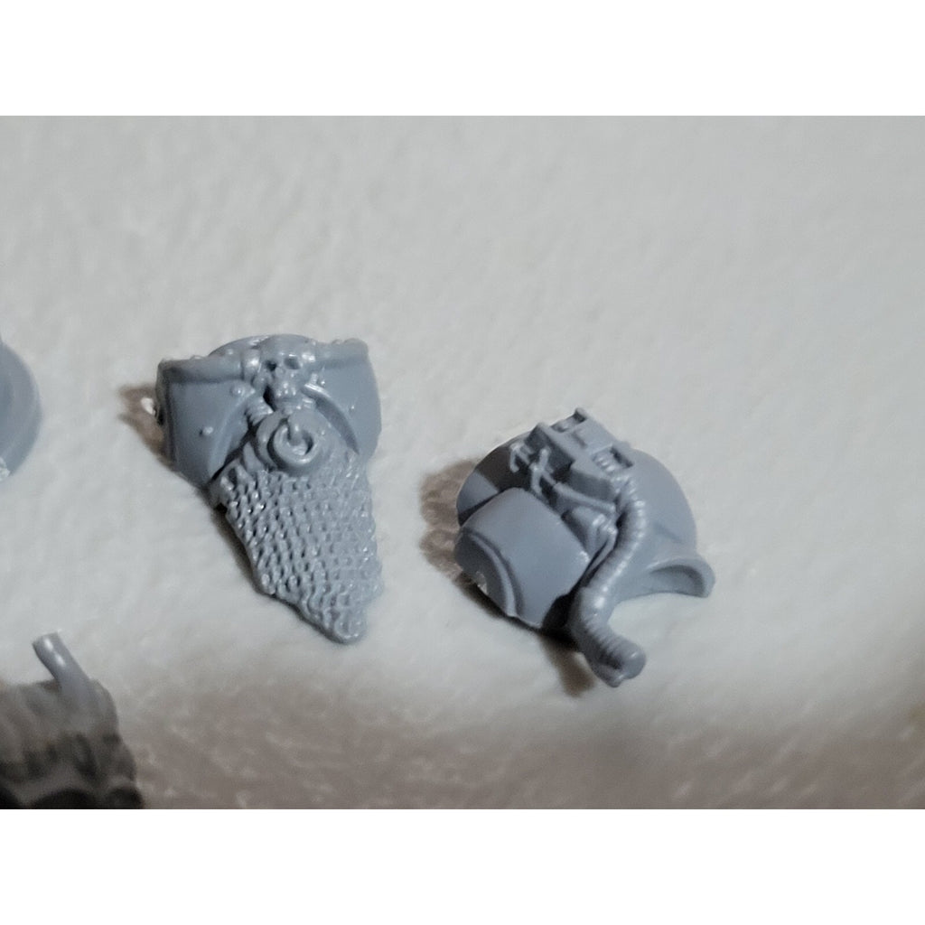 A17960 WARHAMMER 40K CHAOS SPACE MARINES TANK GUNNER BITS LOT