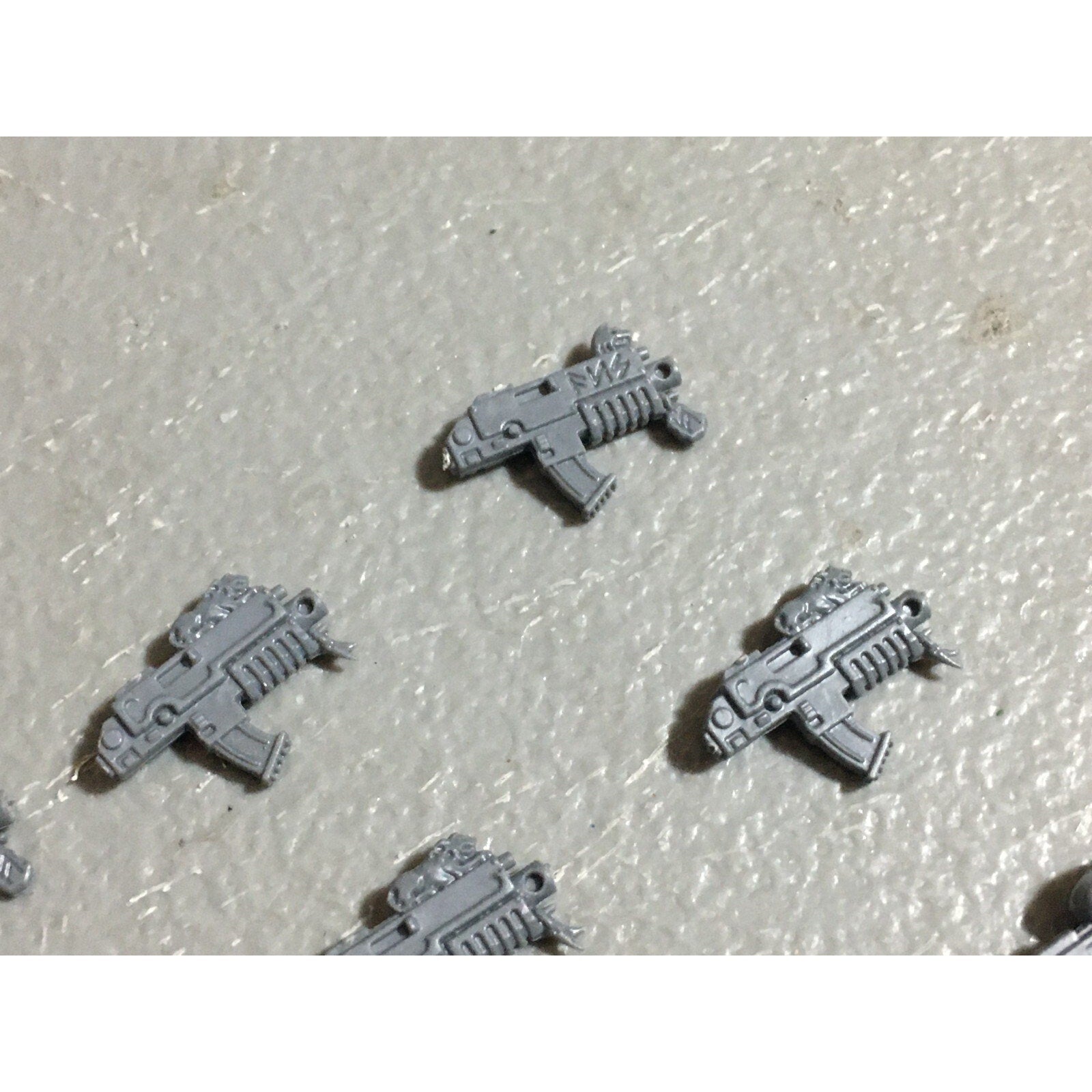 A22555 WARHAMMER 40K SPACE MARINES WOLVES BITS LOT BOLTERS CHAINSWORDS GW