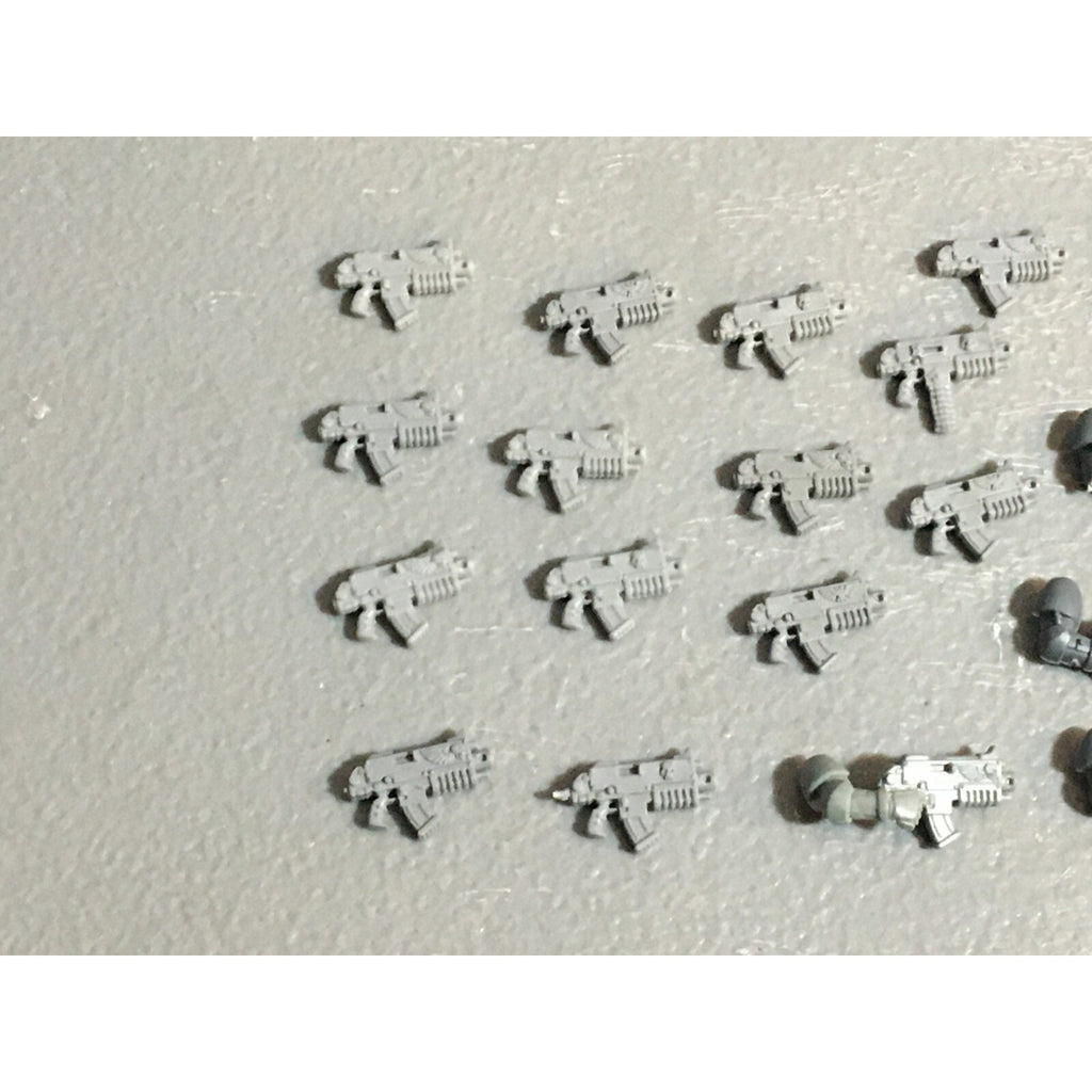 A22920 WARHAMMER 40K SPACE MARINES BITS LOT BOLTERS PISTOLS GAMES WORKSHOP GW