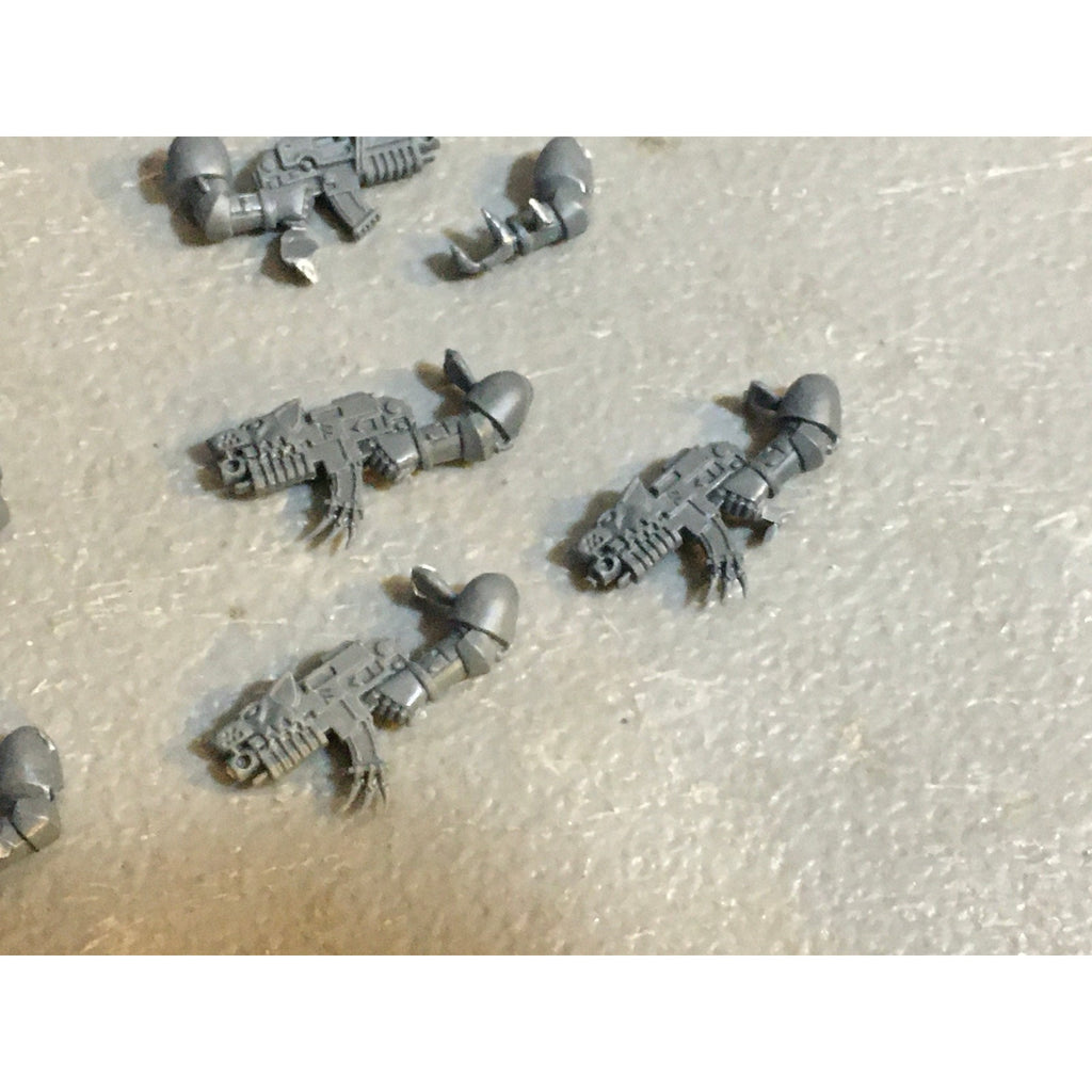 A29737 WARHAMMER 40K SPACE MARINES WOLVES BITS LOT BOLTERS PLASMA AXE ARMS GW