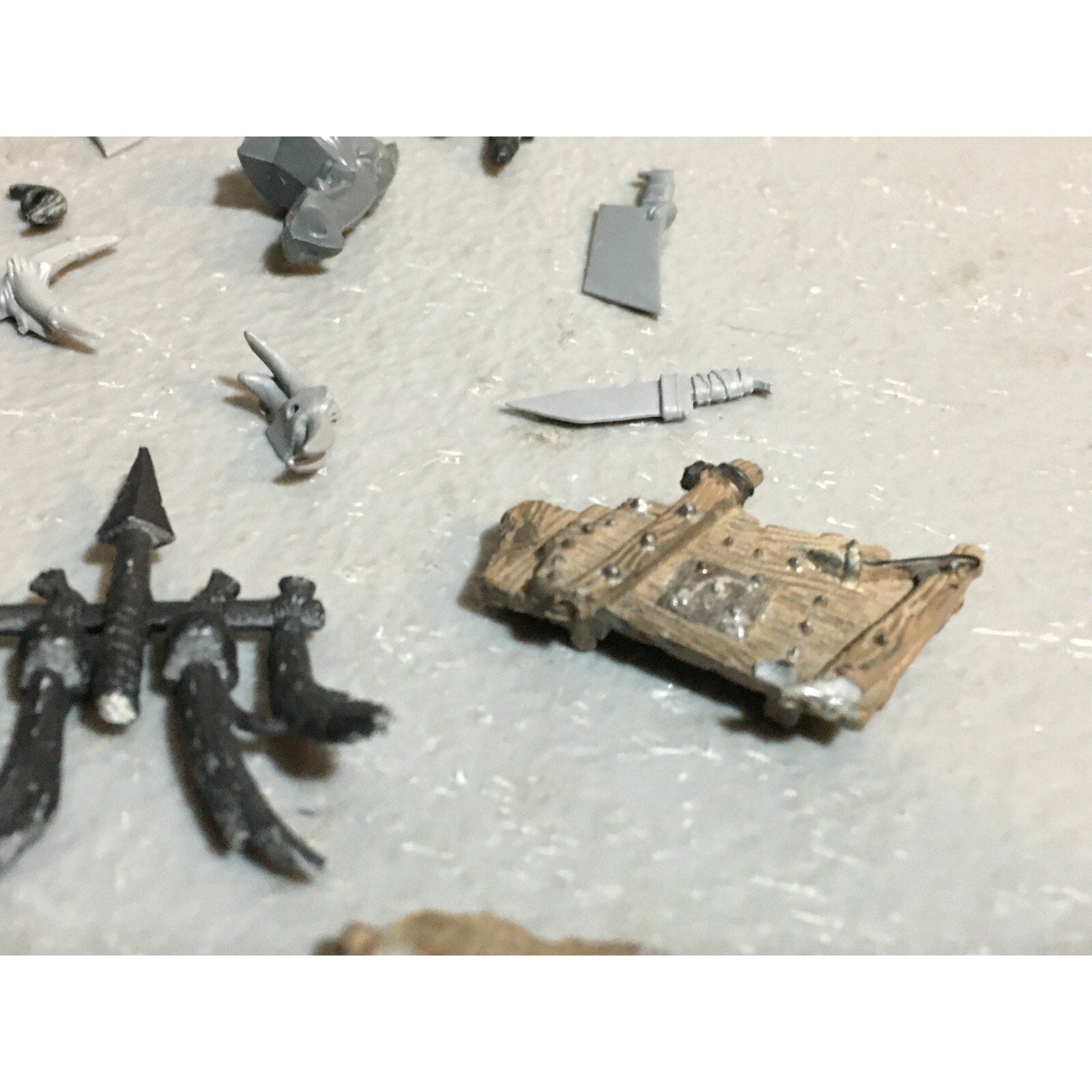 A23434 WARHAMMER FANTASY ORCS & GOBLINS BITS LOT MIXED ARM BANNER KNIFE GW
