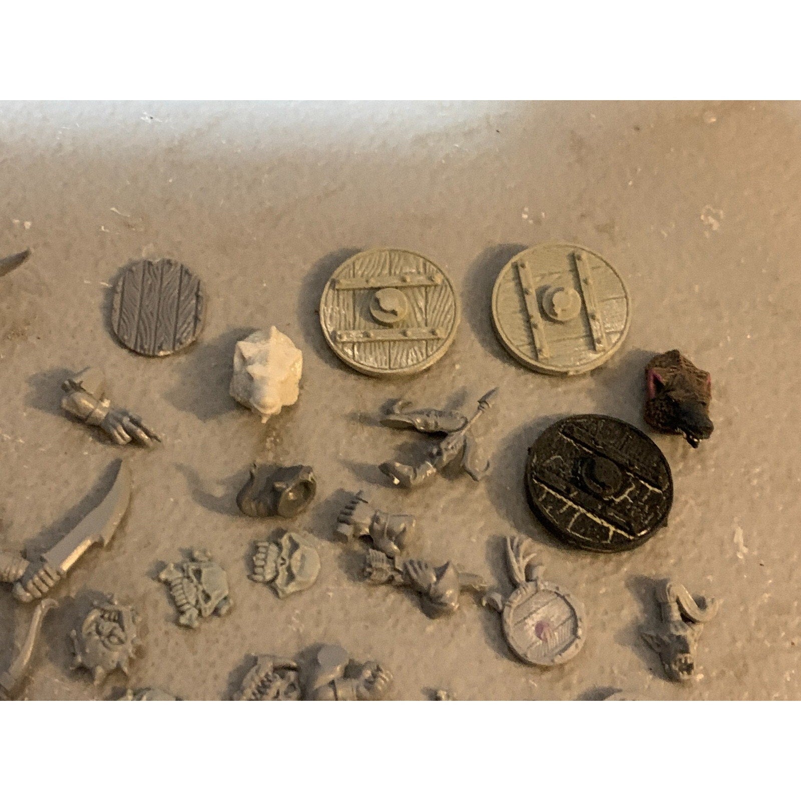A23337 WARHAMMER FANTASY AOS ORCS GOBLINS BITS LOT SHIELDS ARMS STANDARD GW