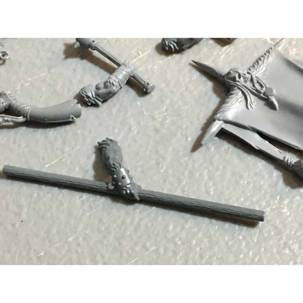 A23125 WARHAMMER FANTASY CHAOS BEASTMEN BITS LOT GORS BANNERS ARMS GW