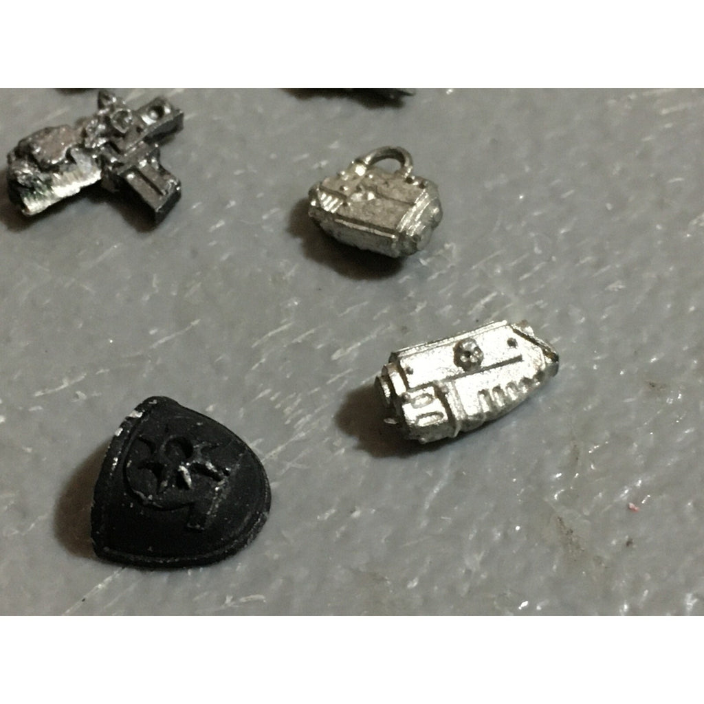 A21117 WARHAMMER 40K SPACE MARINES METAL OOP BITS LOT SHOULDER SCOUT CHAPLAIN