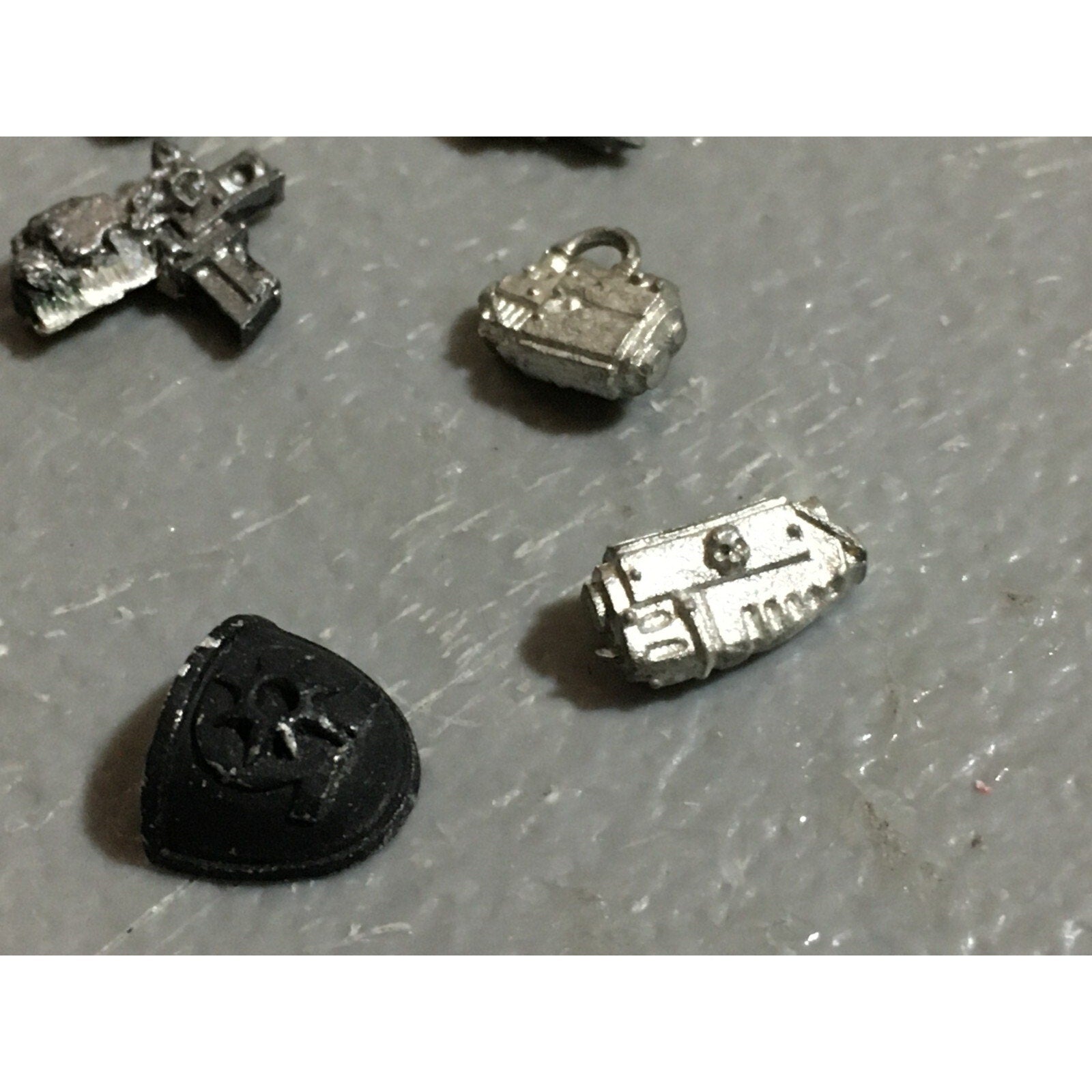 A21117 WARHAMMER 40K SPACE MARINES METAL OOP BITS LOT SHOULDER SCOUT CHAPLAIN