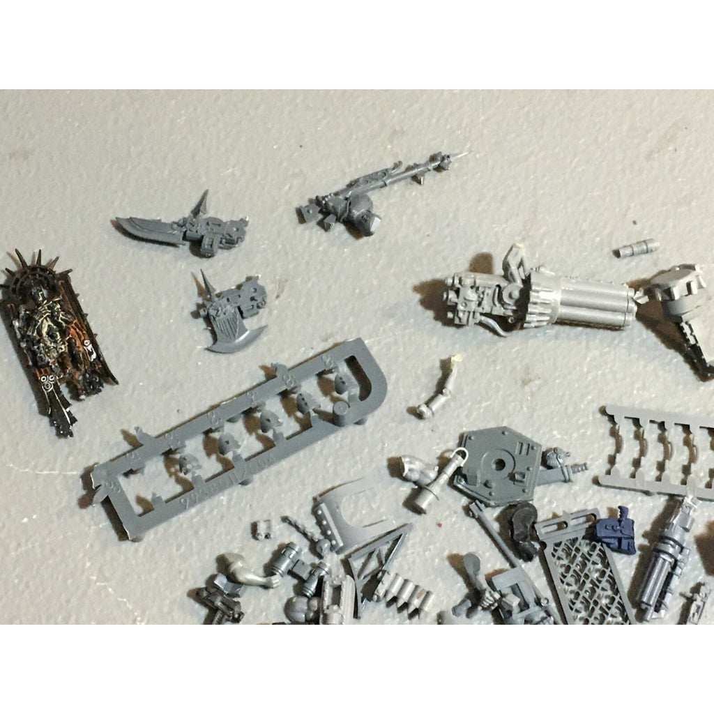 A23486 WARHAMMER 40K BITS LOT MIXED VEHICLE TANK WEAPON GAMES WORKSHOP GW