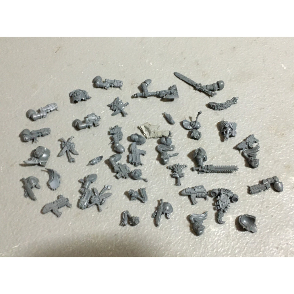 A19581 WARHAMMER 40K SPACE MARINES WOLVES BITS LOT PLASMA PISTOL HEADS KNIVES