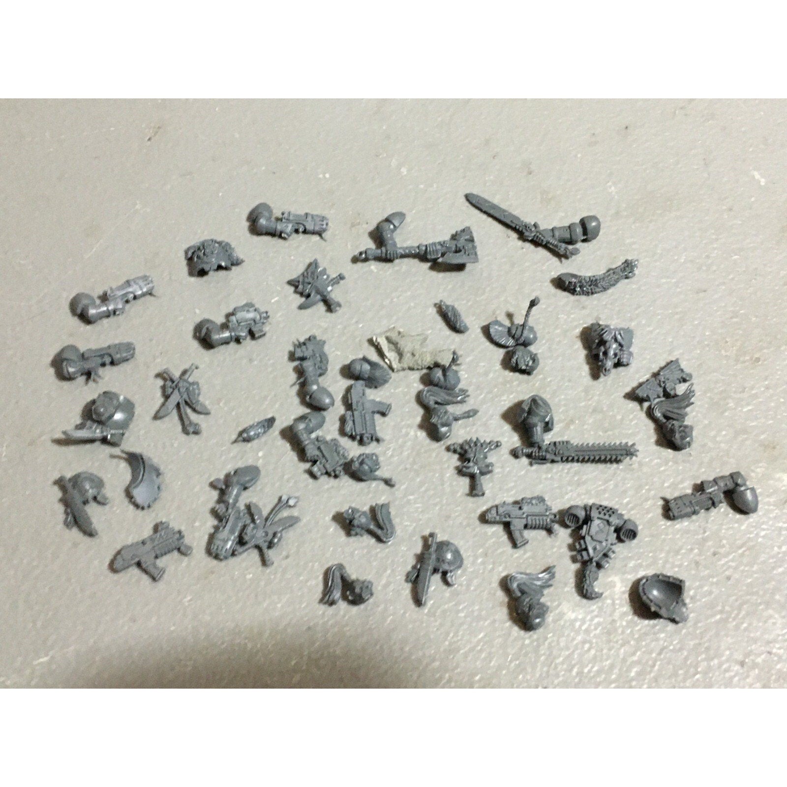 A19581 WARHAMMER 40K SPACE MARINES WOLVES BITS LOT PLASMA PISTOL HEADS KNIVES
