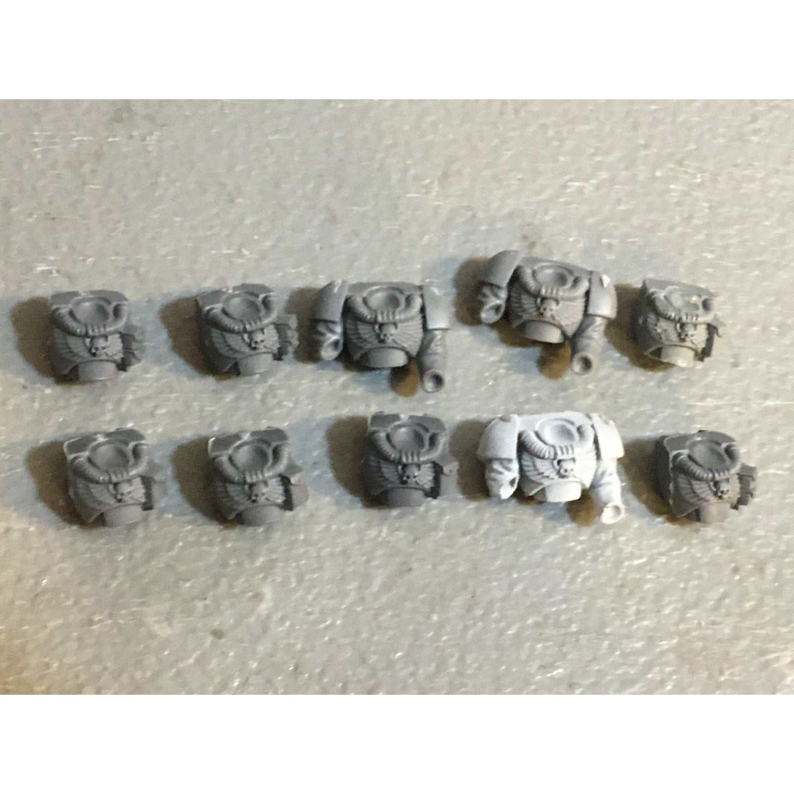 A33846 WARHAMMER 40K SPACE MARINES BITS LOT SCOUTS TORSO CHEST GW