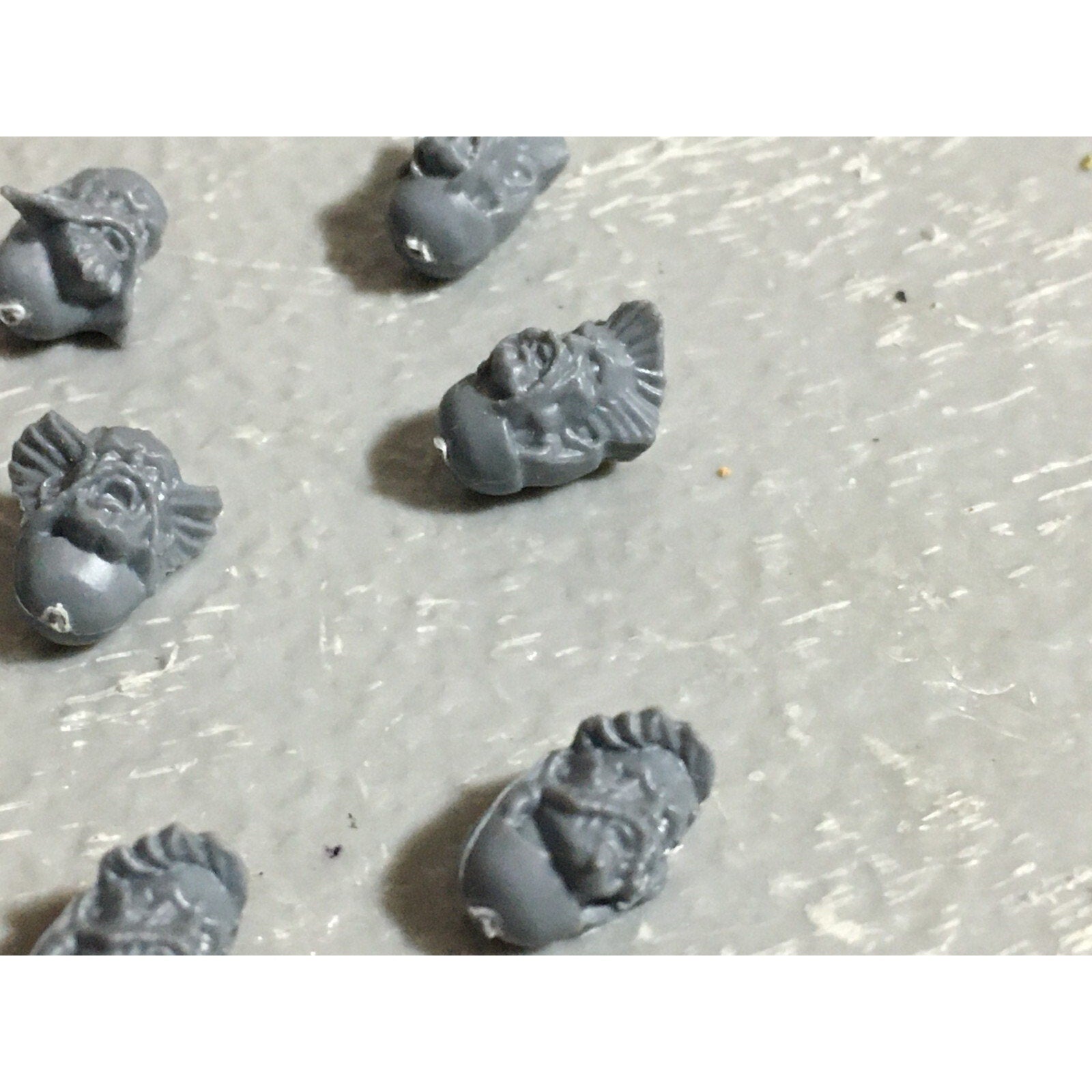 A22553 WARHAMMER 40K SPACE MARINES WOLVES BITS LOT HEADS SCOUT BROTHER GW