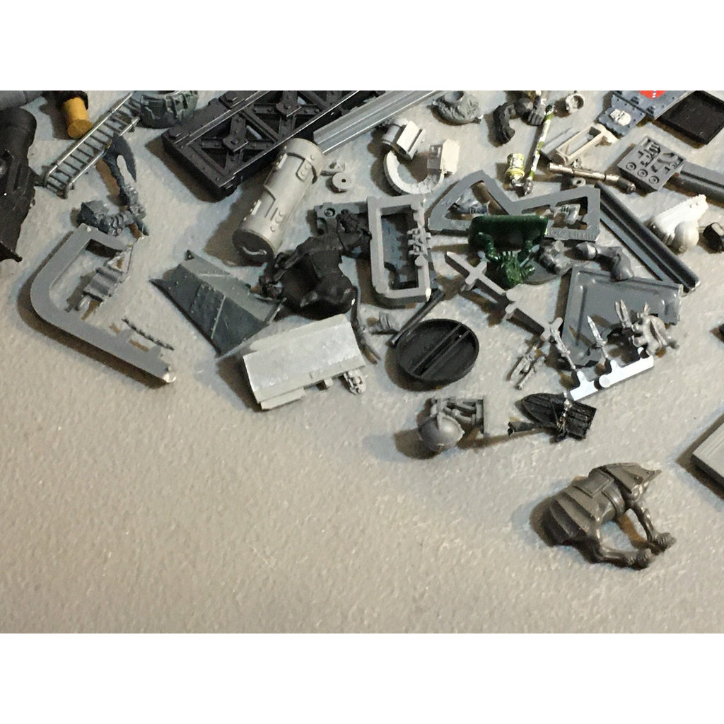 A29636 WARGAMING RANDOM MIXED BITS LOT SOME TERRAIN UNKNOWN PLASTIC