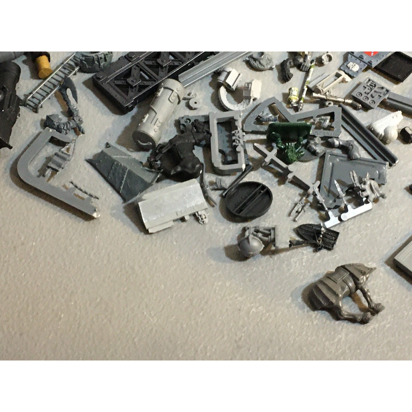 A29636 WARGAMING RANDOM MIXED BITS LOT SOME TERRAIN UNKNOWN PLASTIC