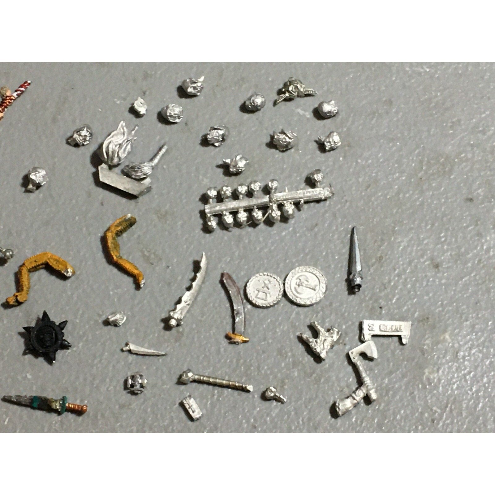 A22408 WARHAMMER FANTASY MIXED METAL BITS LOT HEADS ARMS WEAPONS GW