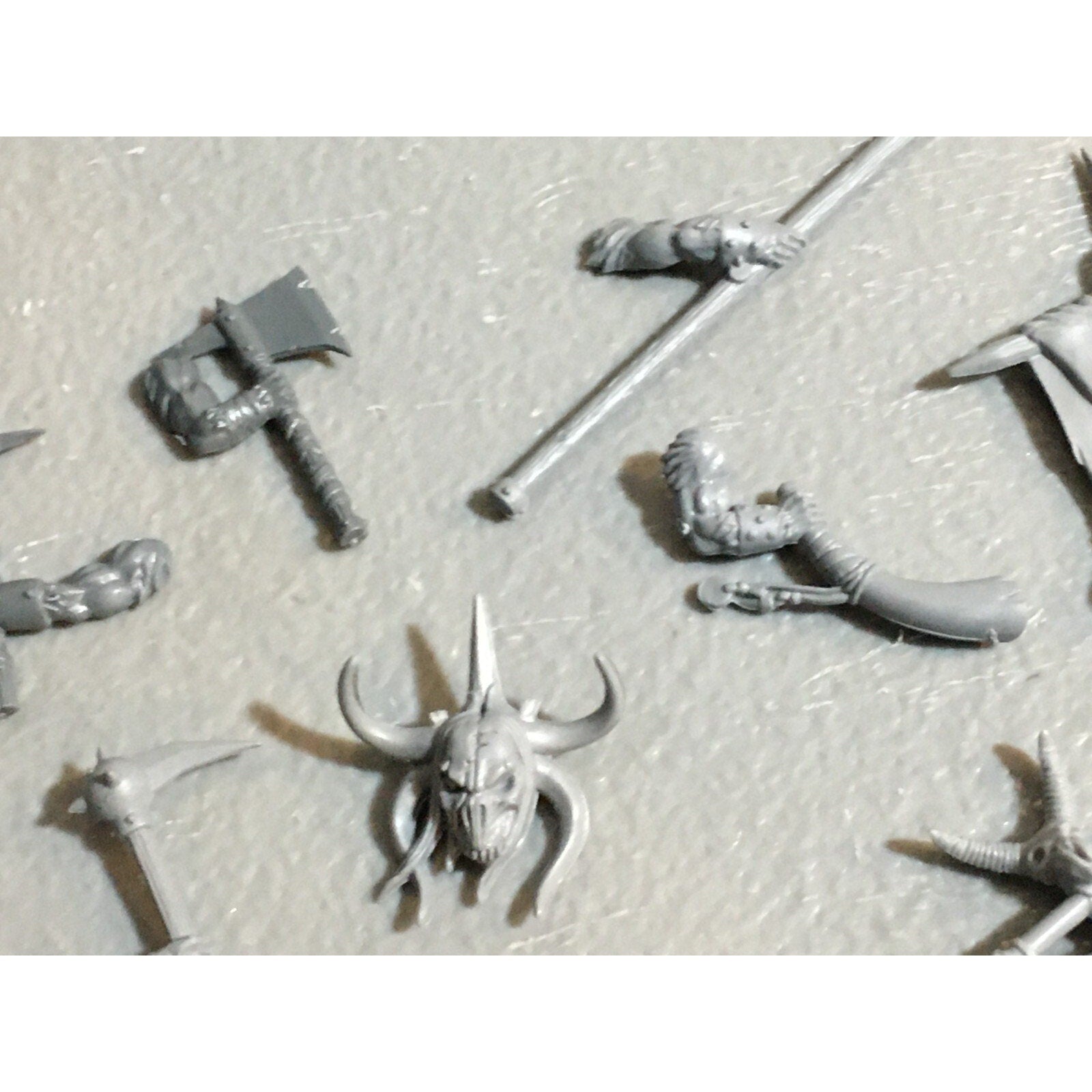 A23129 WARHAMMER FANTASY CHAOS BEASTMEN BITS LOT GORS BANNERS ARMS GW