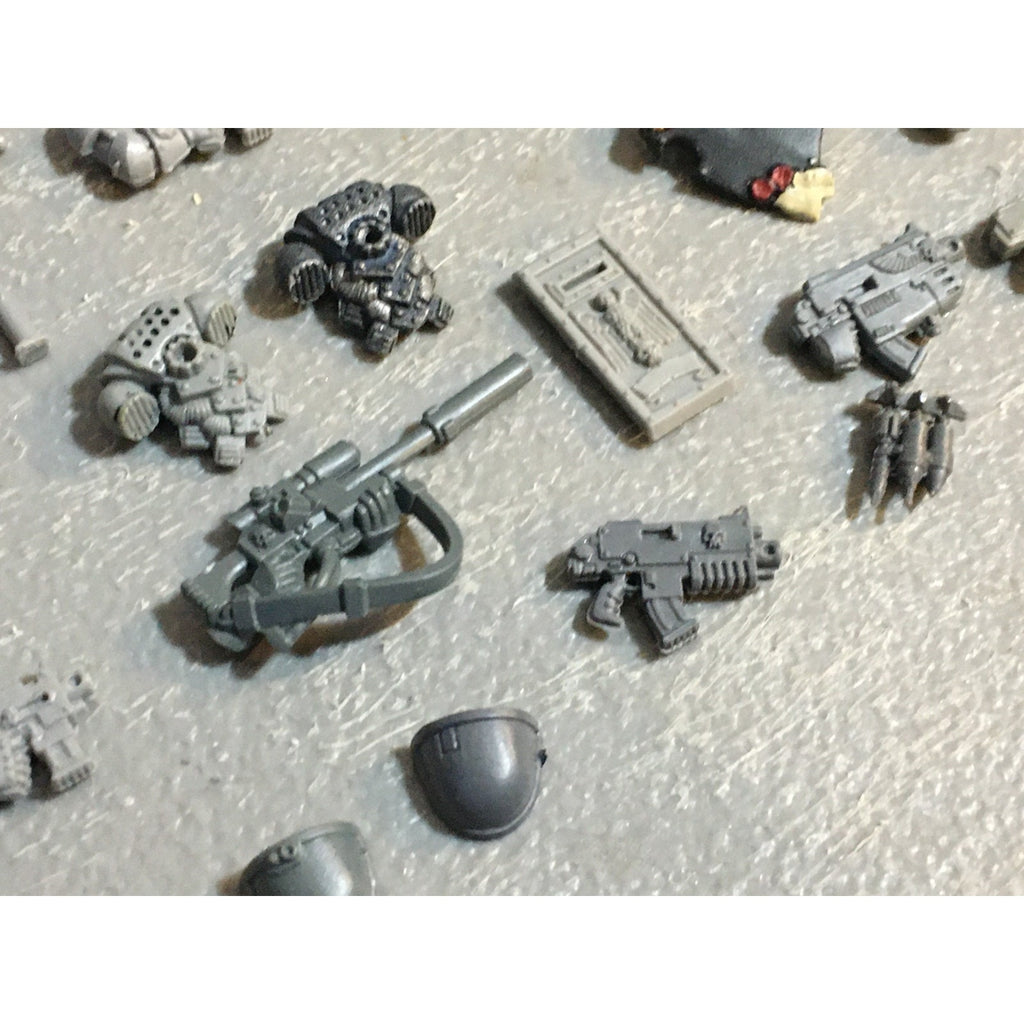 A27541 WARHAMMER 40K SPACE MARINES BITS LOT ARMS GUNS BANNER POLE GW