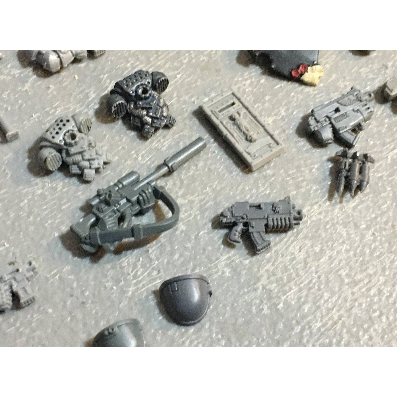 A27541 WARHAMMER 40K SPACE MARINES BITS LOT ARMS GUNS BANNER POLE GW