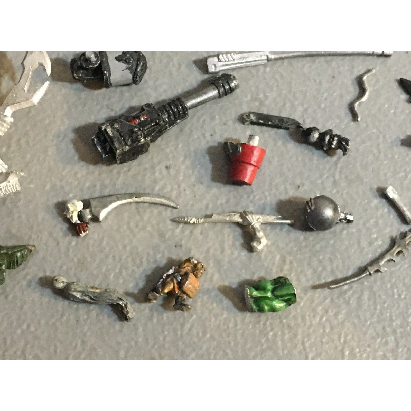 A32591 UNKNOWN MINIATURES METAL BITS LOT SWORD WEAPONS BANNER BENCH
