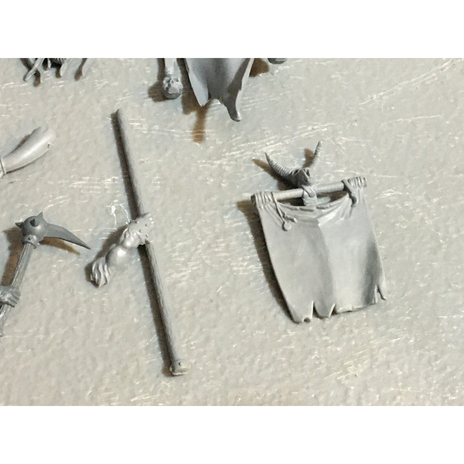 A23126 WARHAMMER FANTASY CHAOS BEASTMEN BITS LOT GORS BANNERS ARMS GW